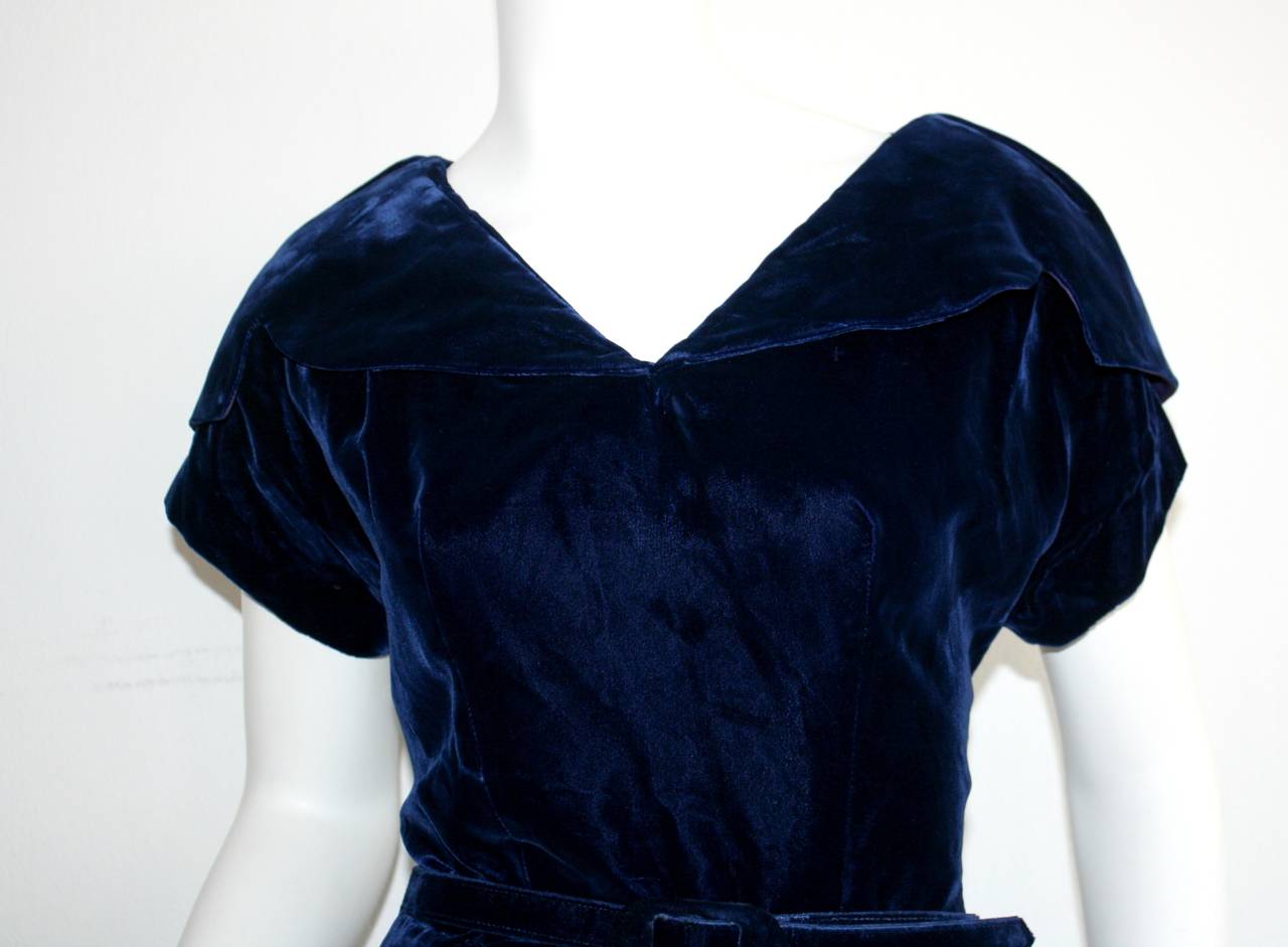 Beautiful 1940s Vintage Royal Blue Silk Velvet Dress w/ Lace & Rhinestones In Excellent Condition For Sale In San Diego, CA