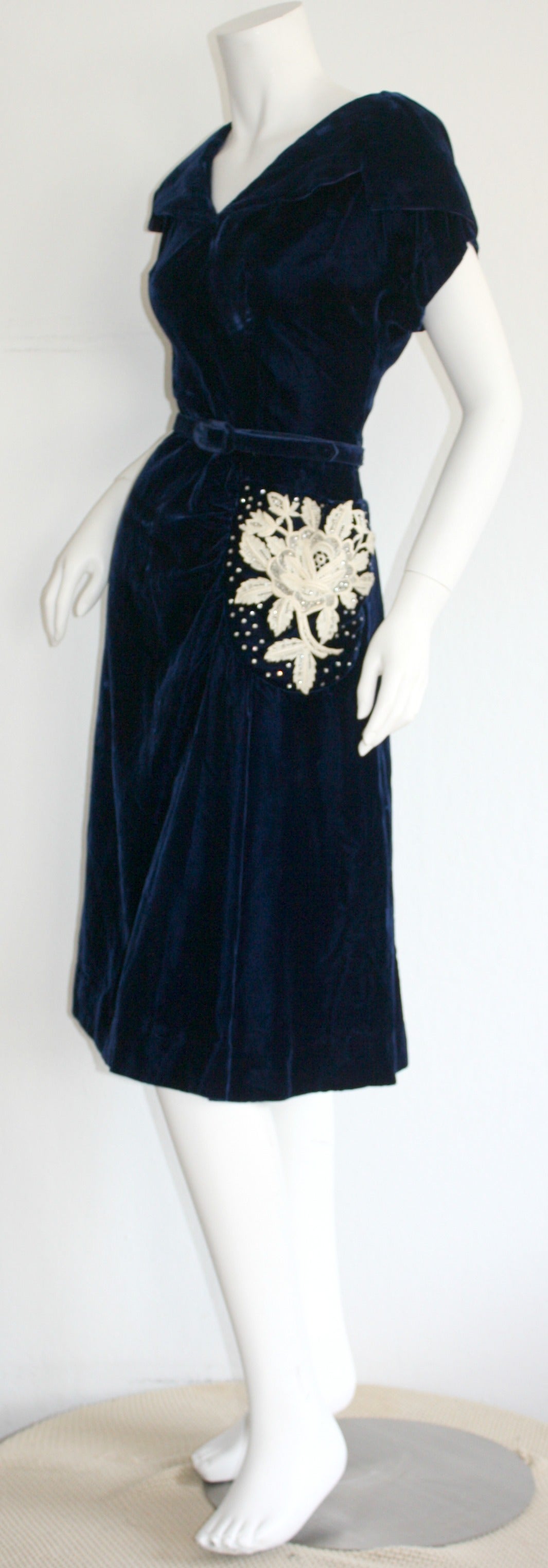 Precioso vestido vintage de 1940 de terciopelo de seda azul real con encaje y pedrería en venta 3
