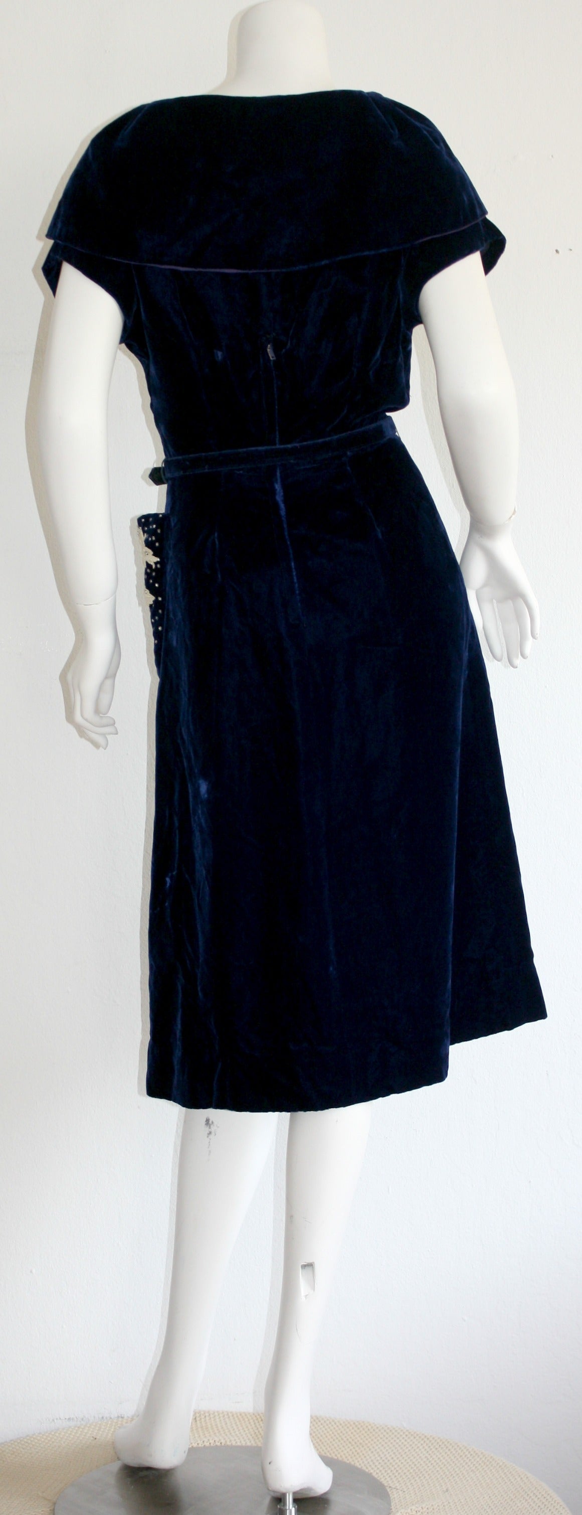 De las mujeres Precioso vestido vintage de 1940 de terciopelo de seda azul real con encaje y pedrería en venta