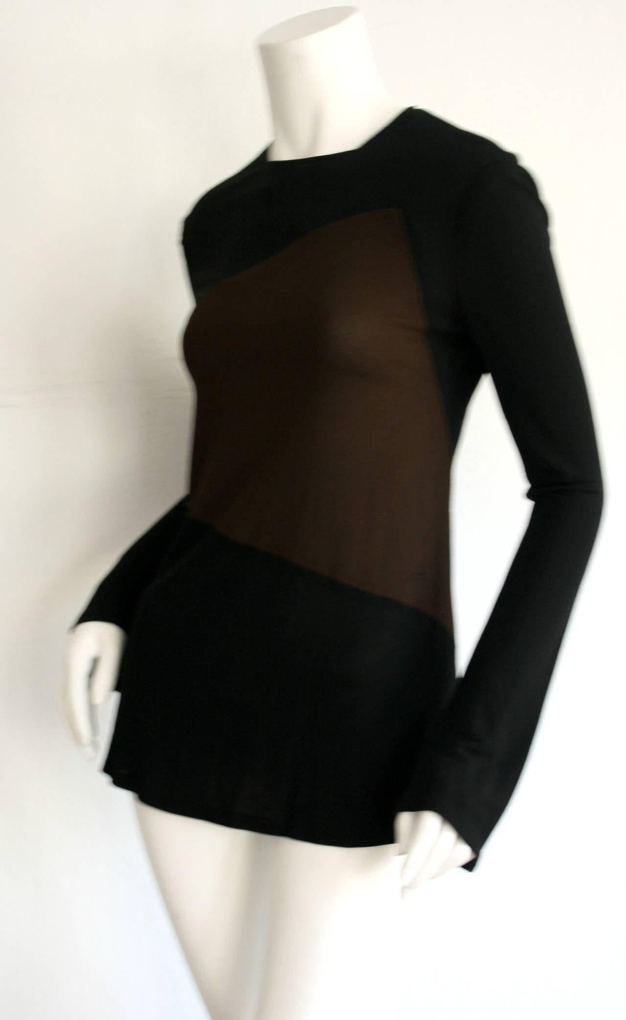Magnifique blouse vintage en soie noire et marron chocolat de Calvin Klein Collection ! Merveilleux imprimé géométrique. Manches légèrement évasées, coupe moulante et fermeture éclair cachée dans le haut du dos. En très bon état. Taille marquée US