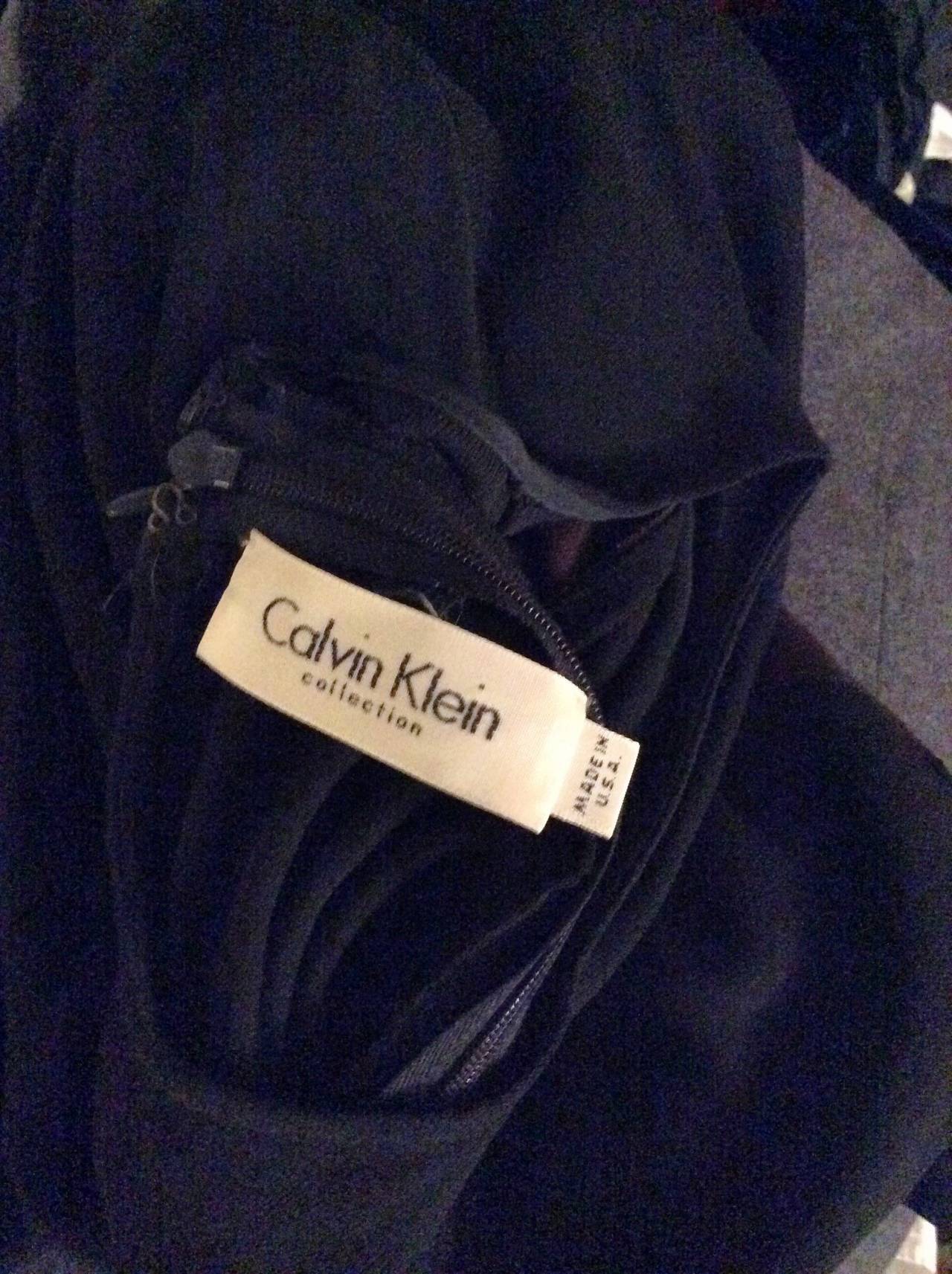 1990er Vintage Calvin Klein Kollektion Schwarzes und braunes Seidentop mit Farbblock im Angebot 1