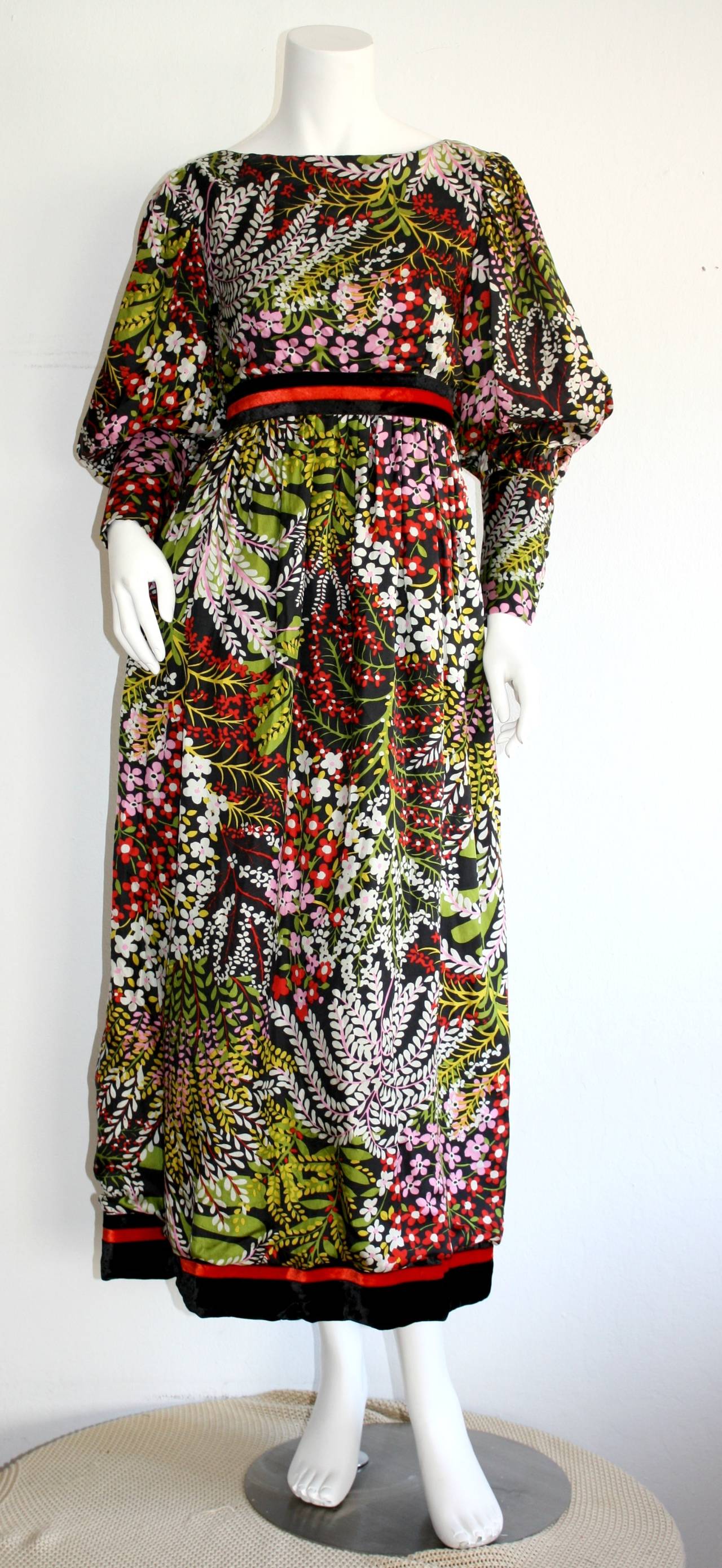 Noir Mollie Parnis - Magnifique robe longue vintage à manches longues en soie à fleurs en vente
