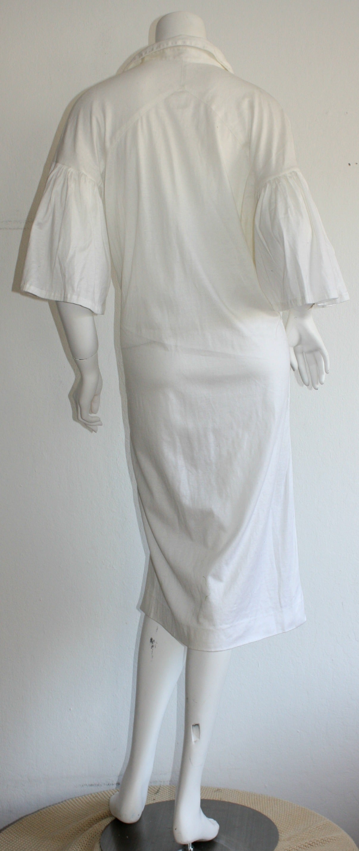 Roberta di Camarino Weißes geometrisches Hemdkleid mit Volantsärmeln, Vintage Damen im Angebot