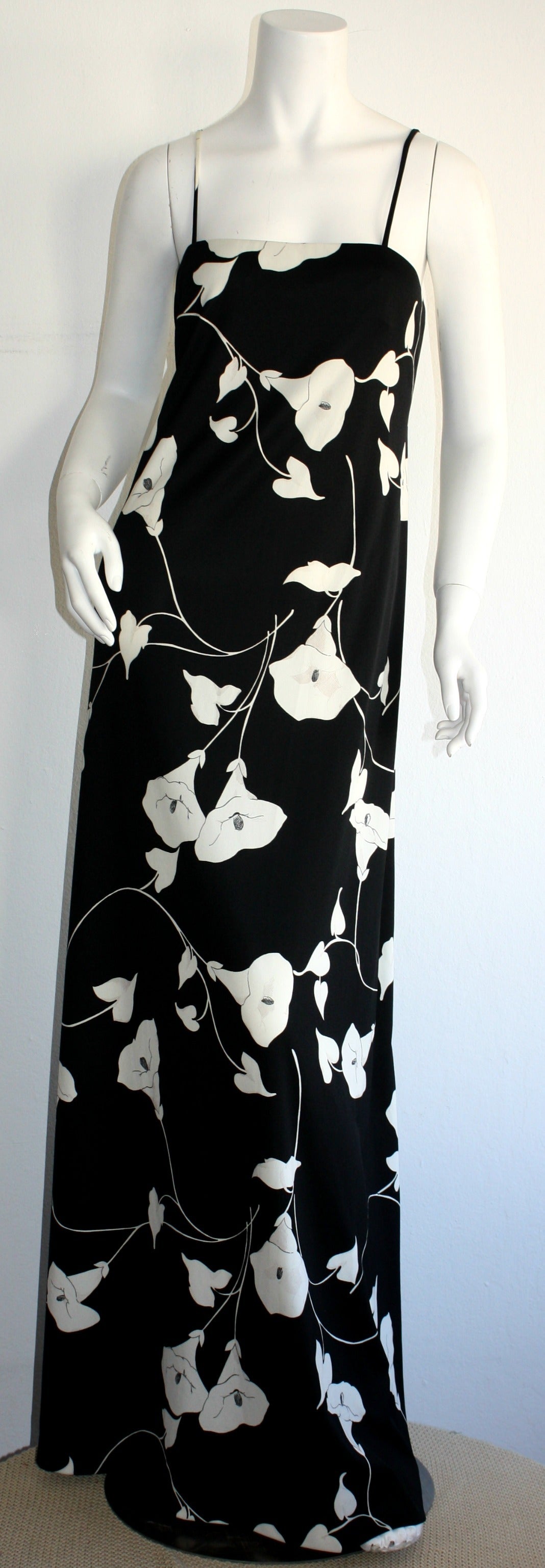 Beautiful vintage 1970s black and white jersey gown, with vibrant lily, floral print! Striking spaghetti straps, with a forgiving empire-waist. In great condition. Approximately Size Medium.

Measurements: (has stretch):
36-40 inch bust
28-31