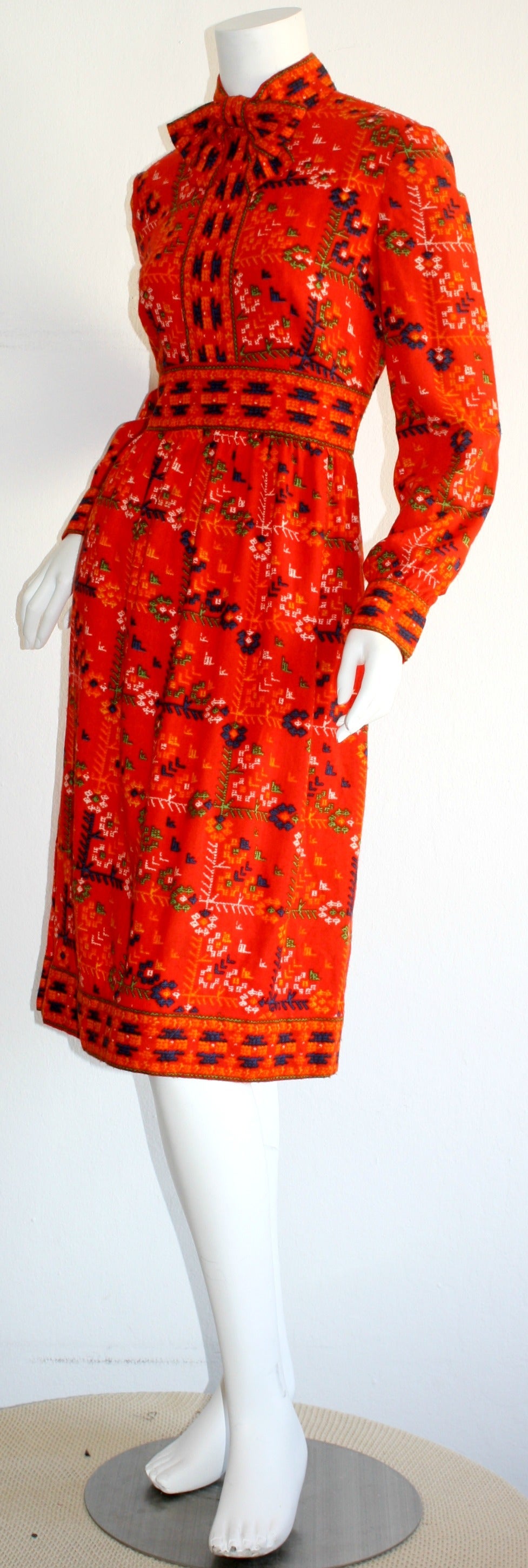 Mollie Parnis 1960s Vintage ' Pussycat ' Red Tribal Bow Dress In Excellent Condition For Sale In San Diego, CA