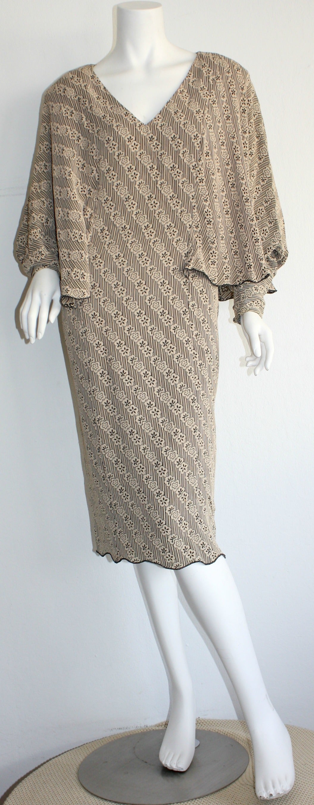 Superb vintage Holly's Harp cape dress! Beautiful beige/taupe color, with chic flower print 'sketches' throughout! Attached cape, with wonderful lettuce edged hem. Long sleeves, with three buttons at each cuff. This beauty easily transitions from