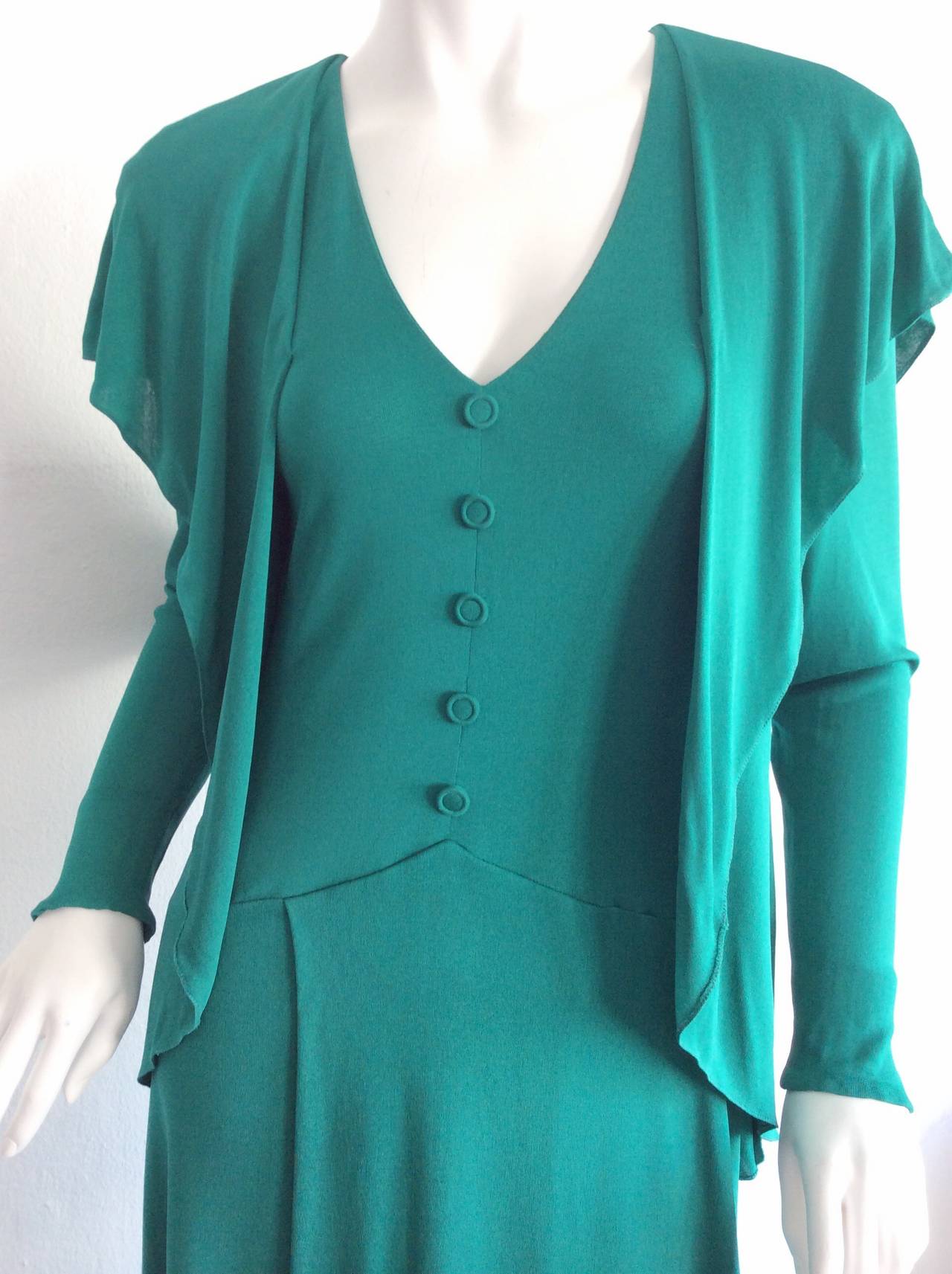 Romantic, and boho vintage Holly's Harp dress!  Vivid Kelly Green color. With mock silk jersey covered buttons up bodice. Romantic tiers, with a built in cape. Brand new, never worn. Marked Size Petite. Will fit Small-Medium, due to stretch

36-40