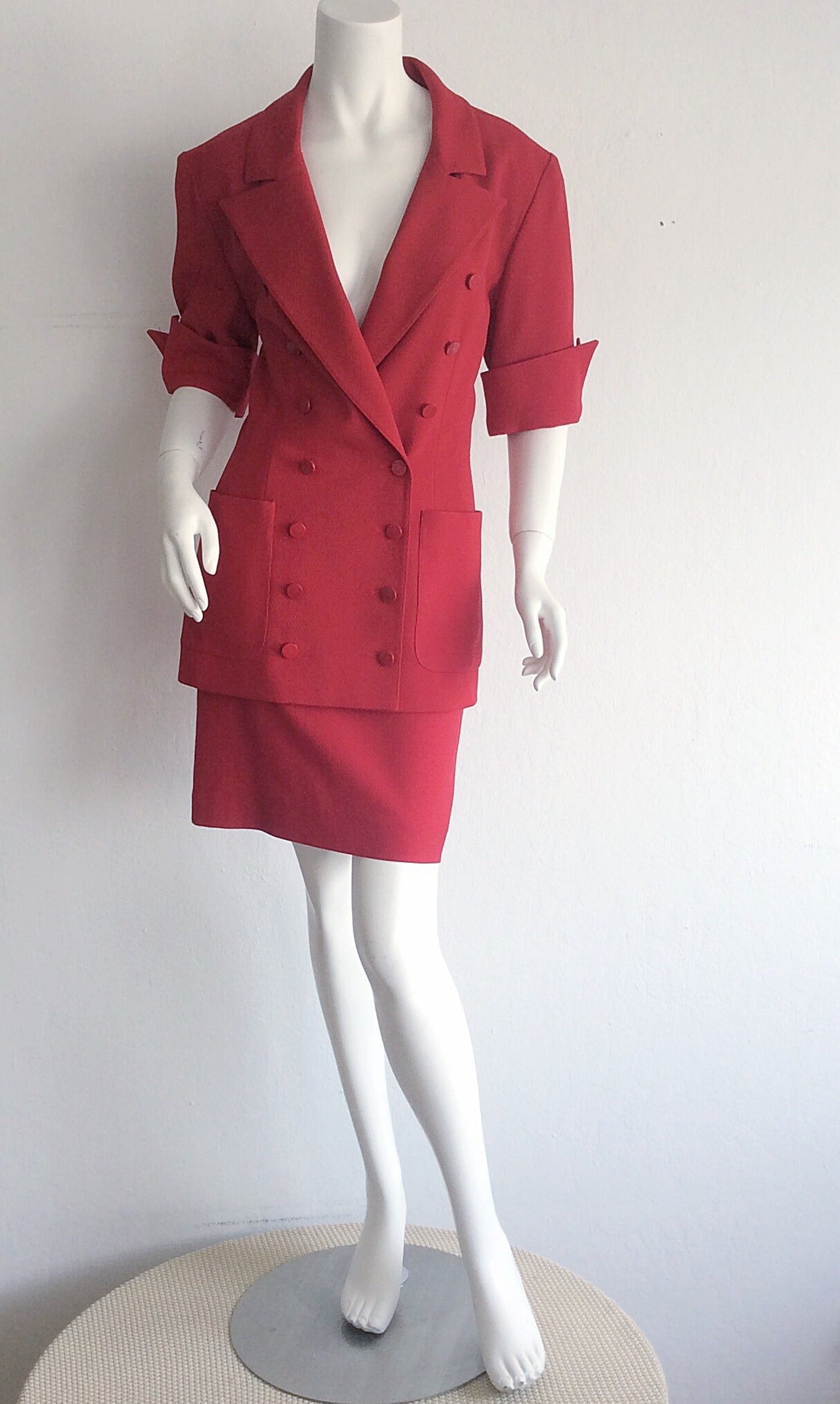 Incroyable costume vintage Karl Lagerfeld for Bergdorf Goodman à manches courtes et double boutonnage ! Manches courtes flatteuses, avec un corsage chic à double boutonnage. Jupe crayon à taille haute. Entièrement doublé. En très bon état. Parfaites