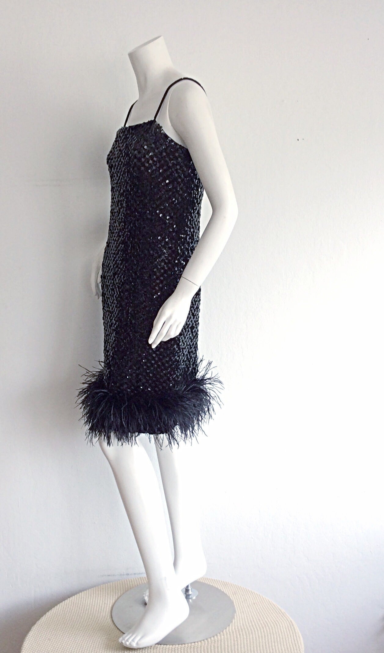 Magnin - Magnifique robe droite noire à sequins et plumes d'autruche, LBD, années 1960 Pour femmes en vente