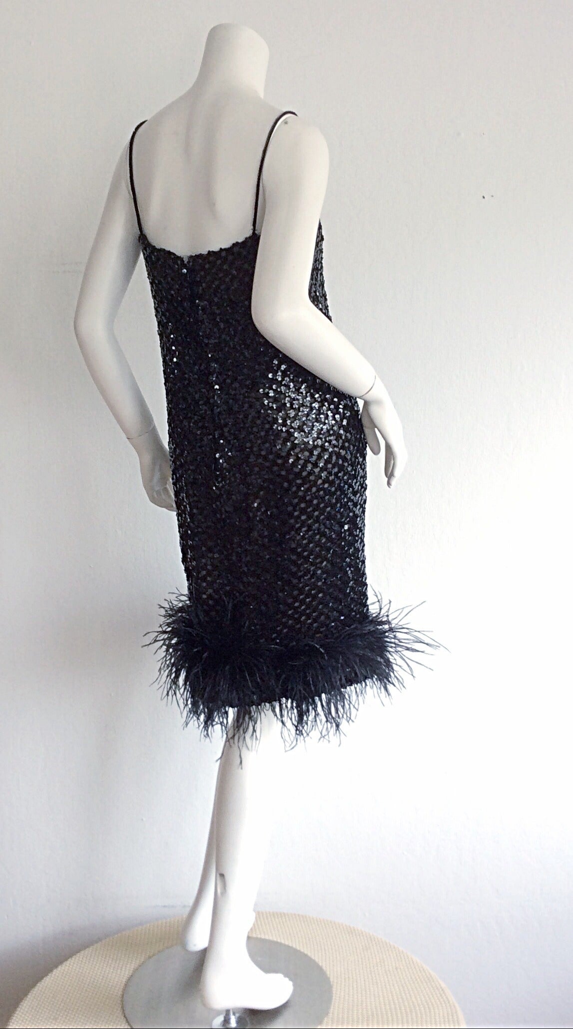 Noir Magnin - Magnifique robe droite noire à sequins et plumes d'autruche, LBD, années 1960 en vente