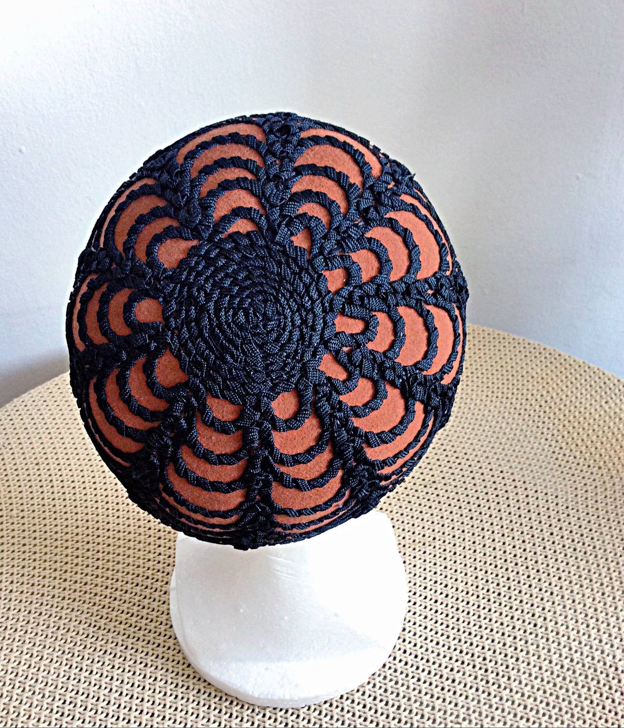 Noir Henry Pollak for Glenover Incroyable chapeau pilulier russe vintage des années 1960 en vente