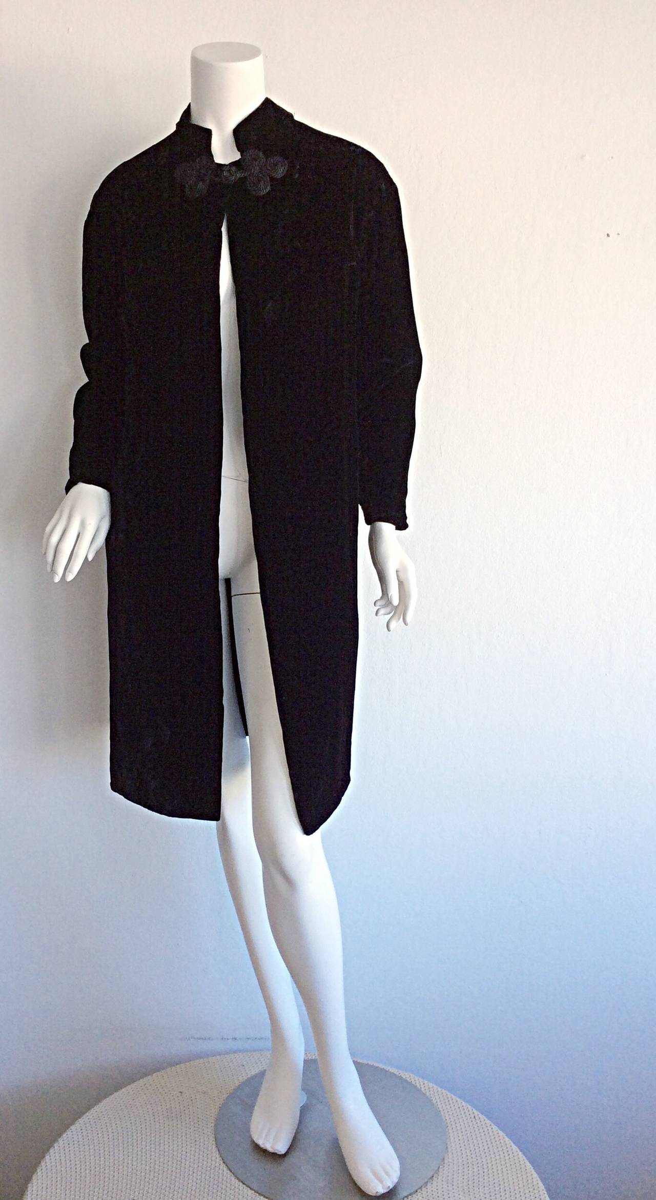 Rarísima Chaqueta de capa Milium de terciopelo negro de los años 50 Ceil Chapman en venta 3
