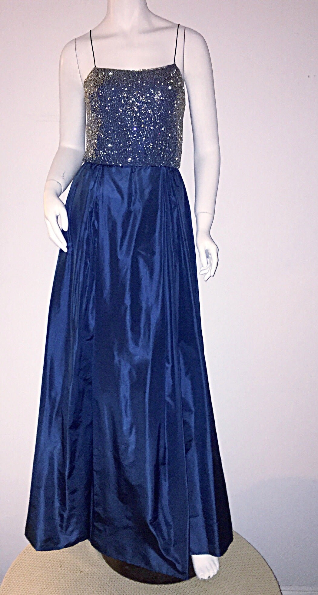 Schönes 1950er Saks Fifth Avenue perlenbesetztes blaues Seidentaft-Kleid aus Taft im Angebot 2
