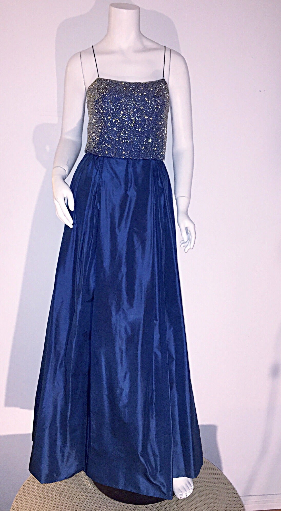Schönes 1950er Saks Fifth Avenue perlenbesetztes blaues Seidentaft-Kleid aus Taft im Angebot 3