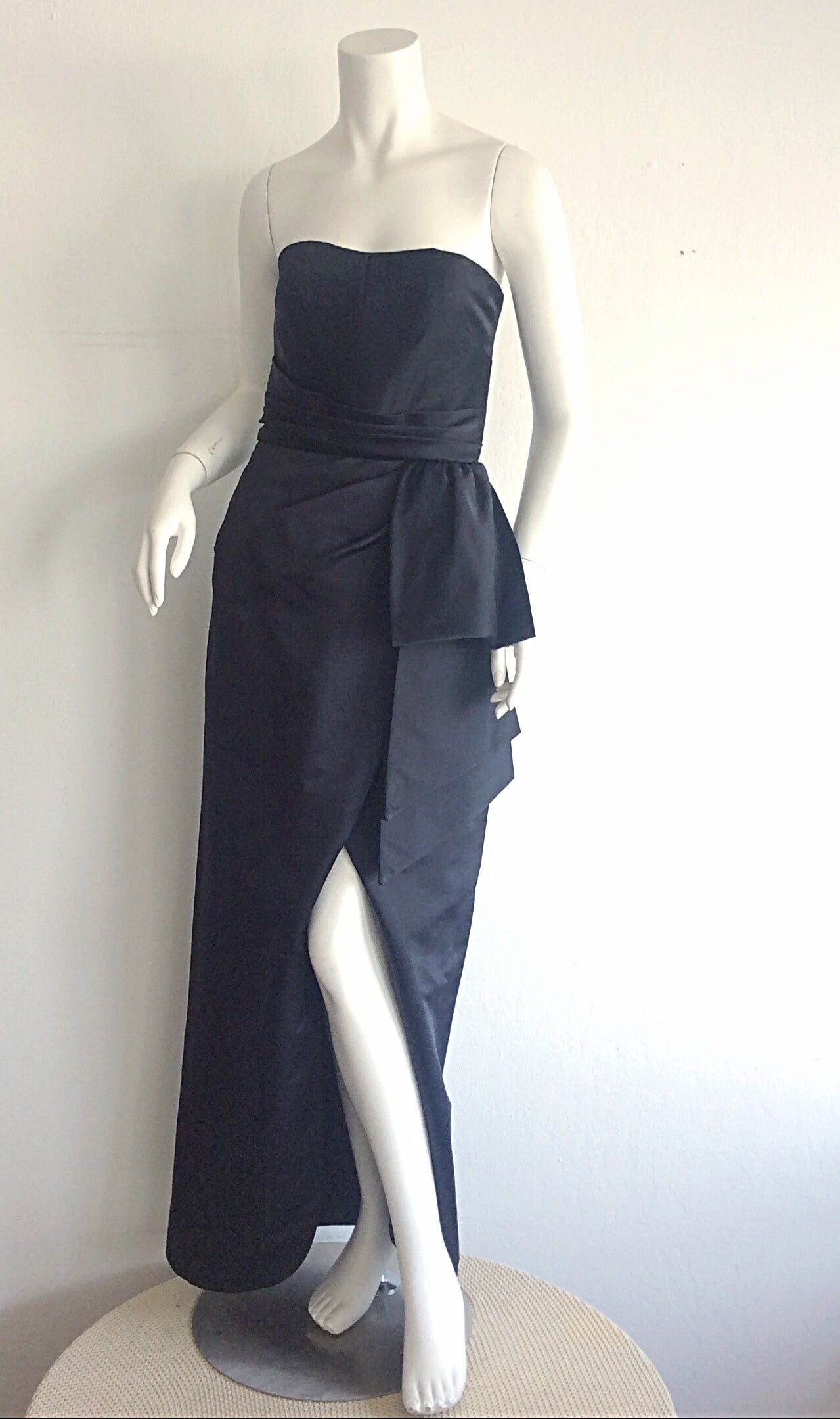 Bombshell Vintage Victor Costa Silk Satin Strapless Origami Bow Black Gown In Excellent Condition In San Diego, CA