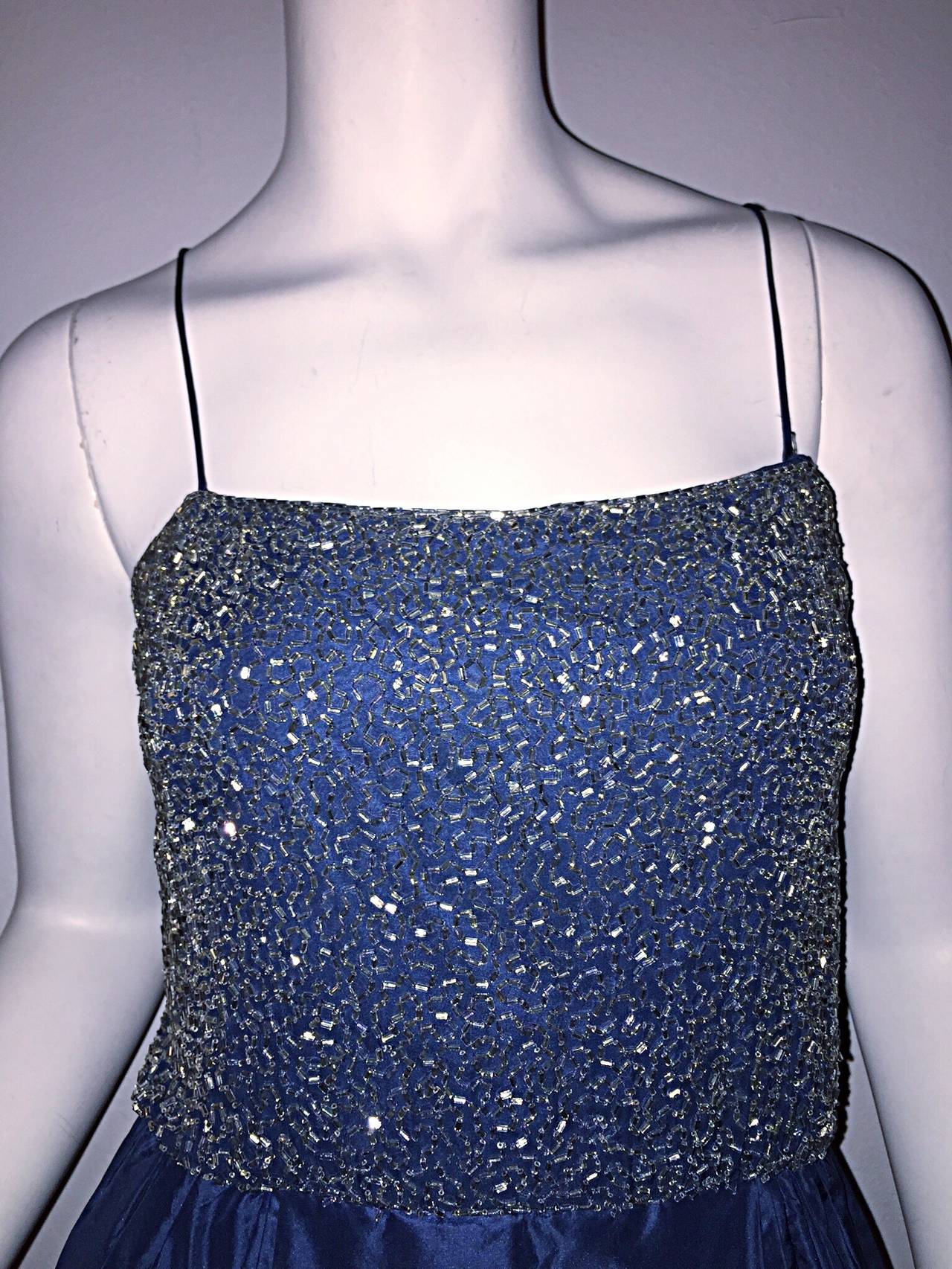 Schönes 1950er Saks Fifth Avenue perlenbesetztes blaues Seidentaft-Kleid aus Taft (Violett) im Angebot