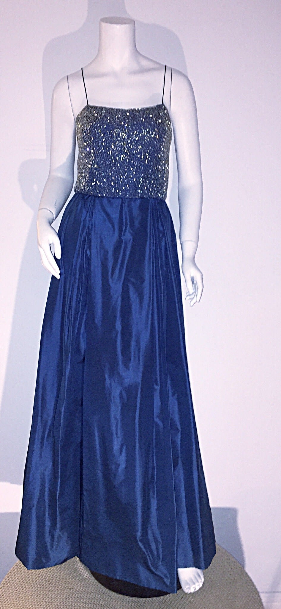 Schönes 1950er Saks Fifth Avenue perlenbesetztes blaues Seidentaft-Kleid aus Taft im Zustand „Hervorragend“ im Angebot in San Diego, CA