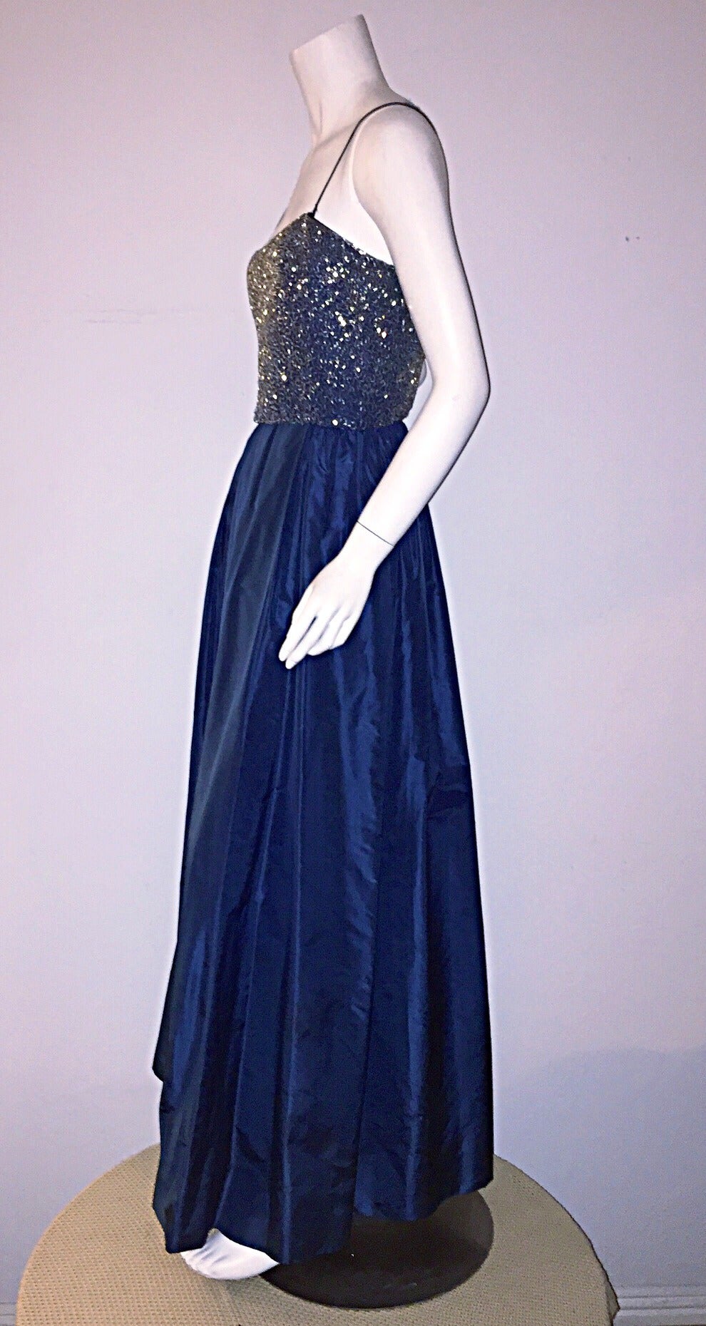 Schönes 1950er Saks Fifth Avenue perlenbesetztes blaues Seidentaft-Kleid aus Taft im Angebot 1