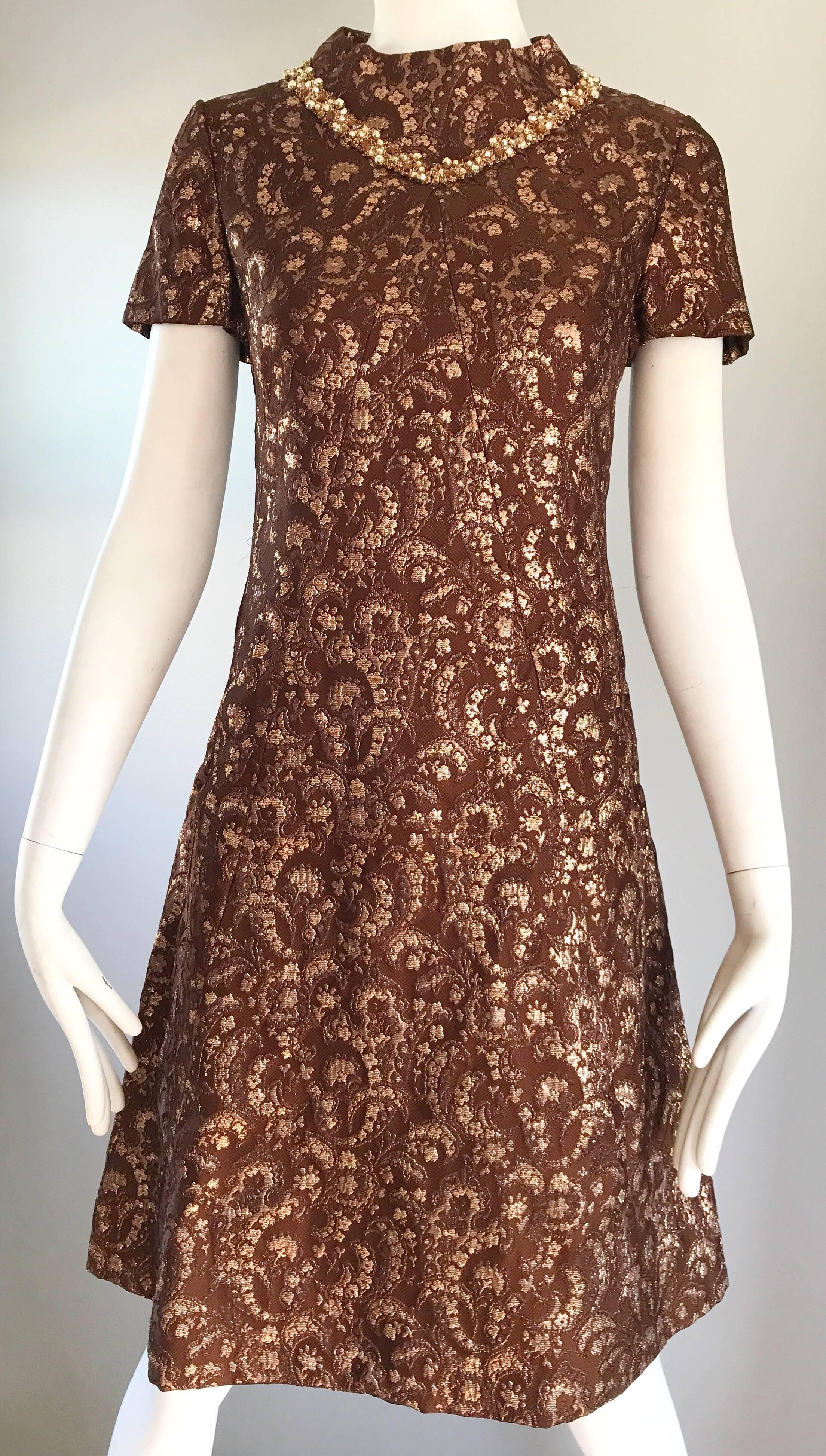 1960er Adele Simspon Brown Rose Gold Kupfer Seidenbrokat Vintage 60s A Line Kleid (Braun) im Angebot