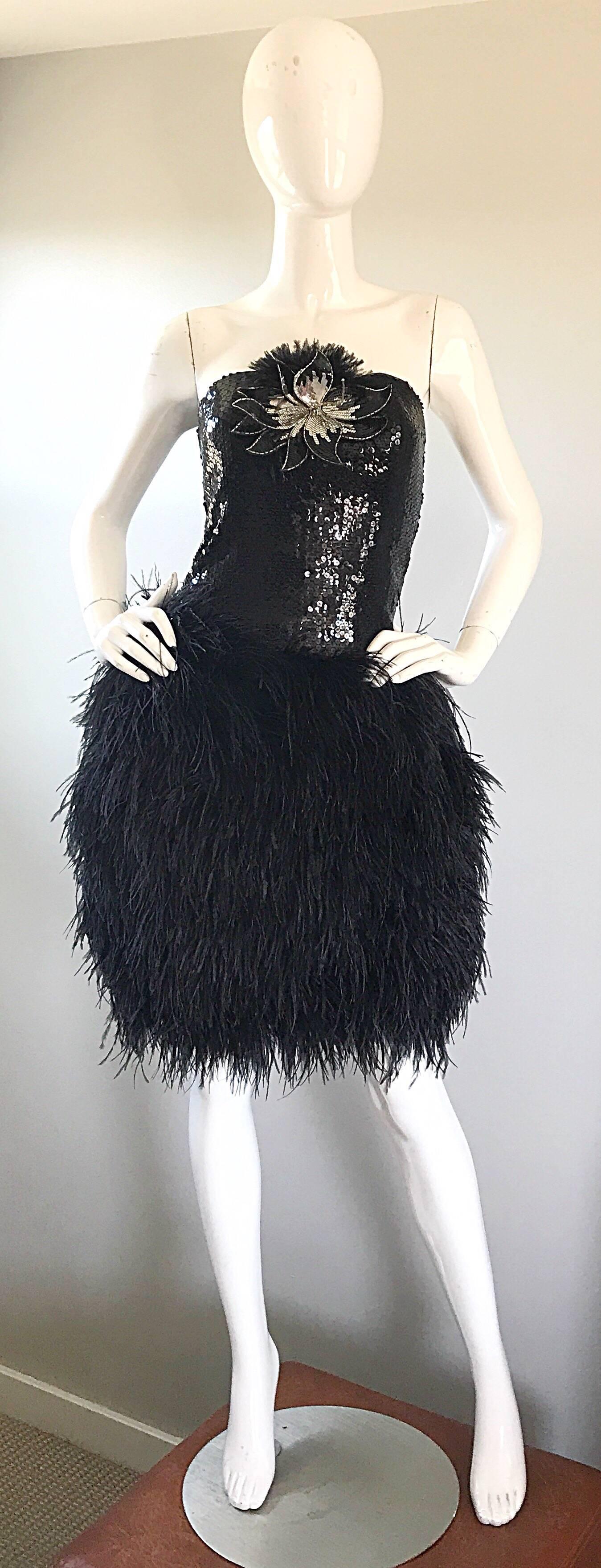 ¡Increíble vestido de cóctel sin tirantes de lentejuelas negras y plumas de avestruz de la colección vintage de los 80 LILLIE RUBIN! Presenta miles de lentejuelas cosidas a mano que rodean el corpiño delantero y trasero. Divertida y coqueta falda
