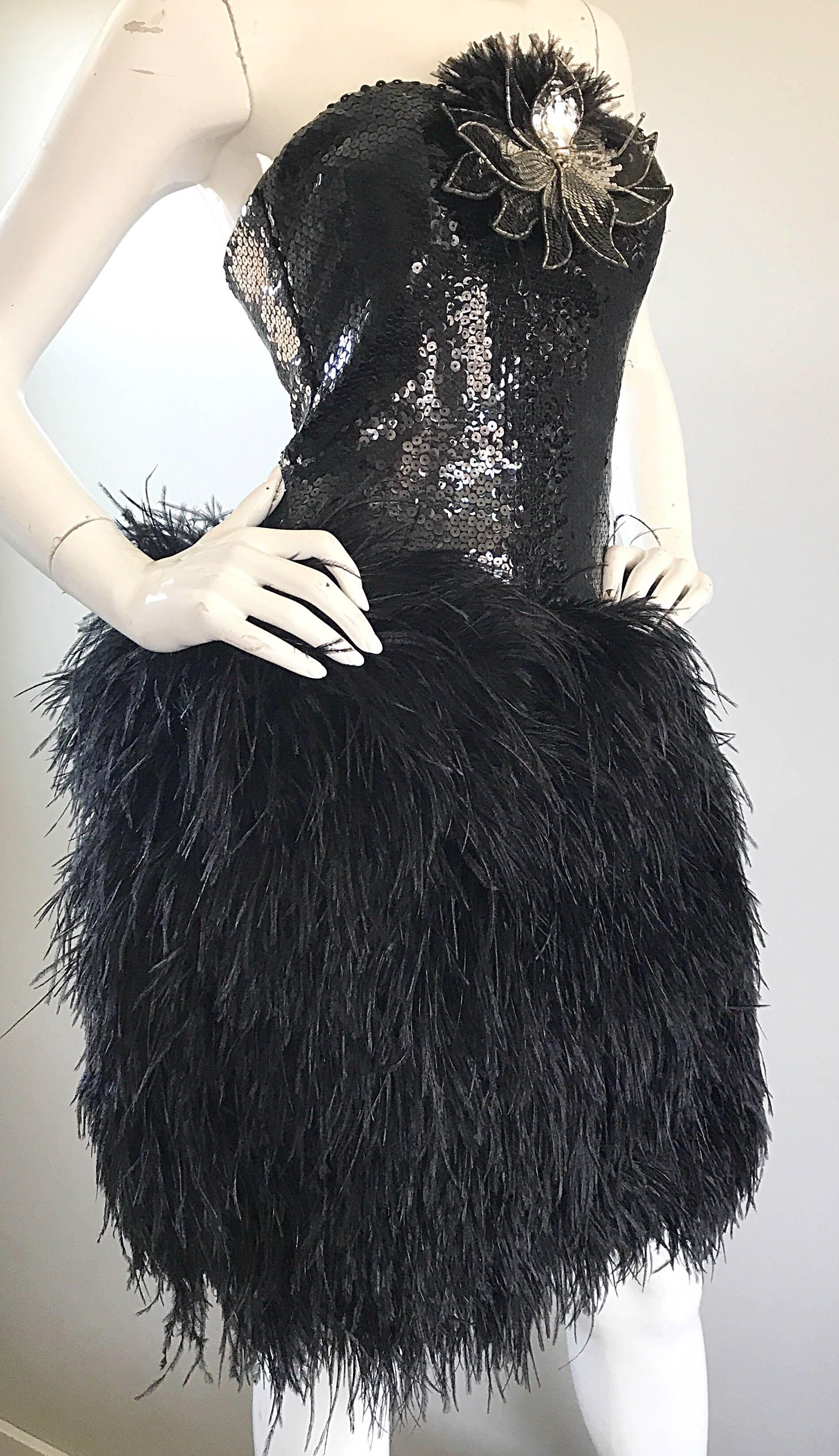 Erstaunlich 1980s Vintage Lillie Rubin Schwarz Pailletten Straußenfeder trägerlosen Kleid im Angebot 1