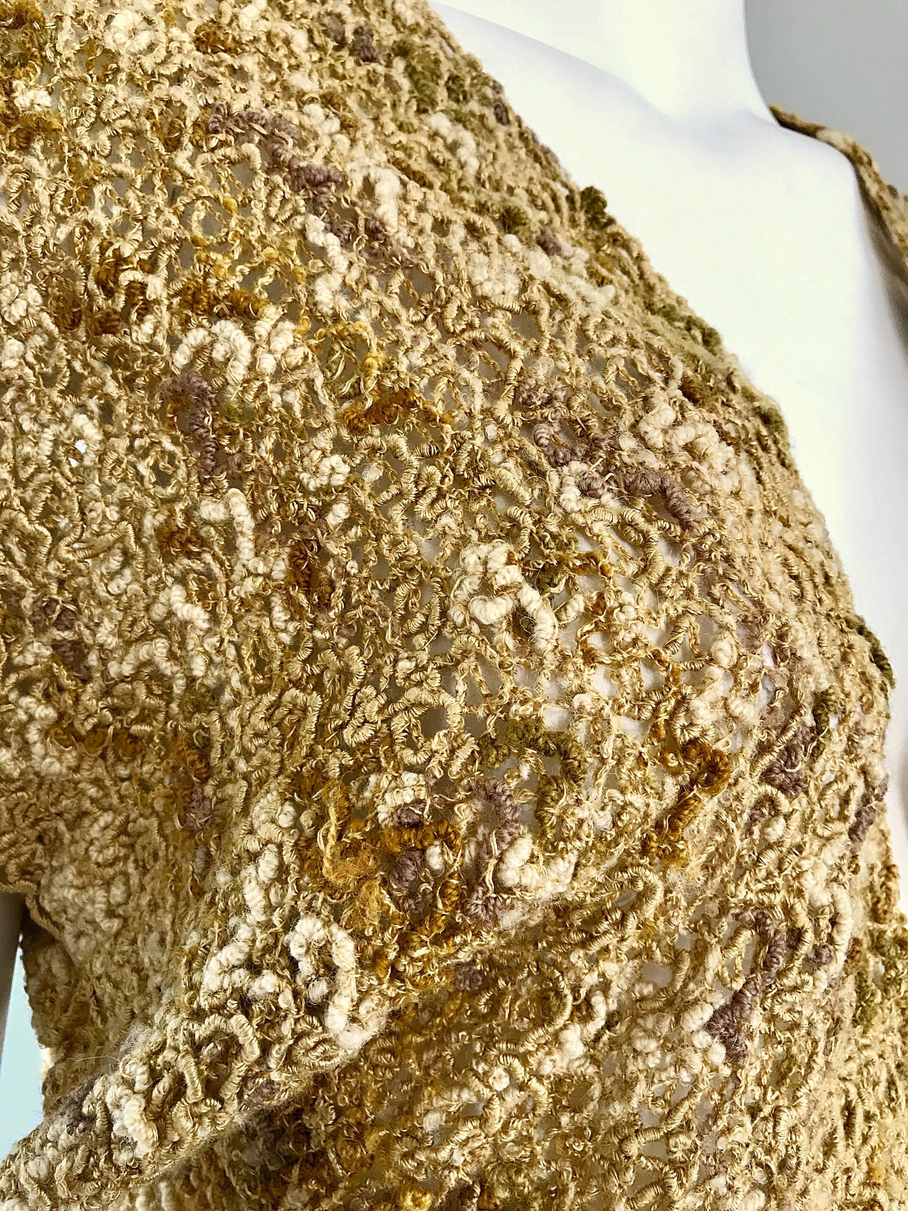 ¡Chic KORET de los años 70, mezcla de rayón y algodón marrón, tostado y natural, encogimiento de hombros de manga corta / cárdigan abierto por delante! Presenta tonos cálidos en maravillosos colores otoñales. Lujosa labor de ganchillo a mano. Queda