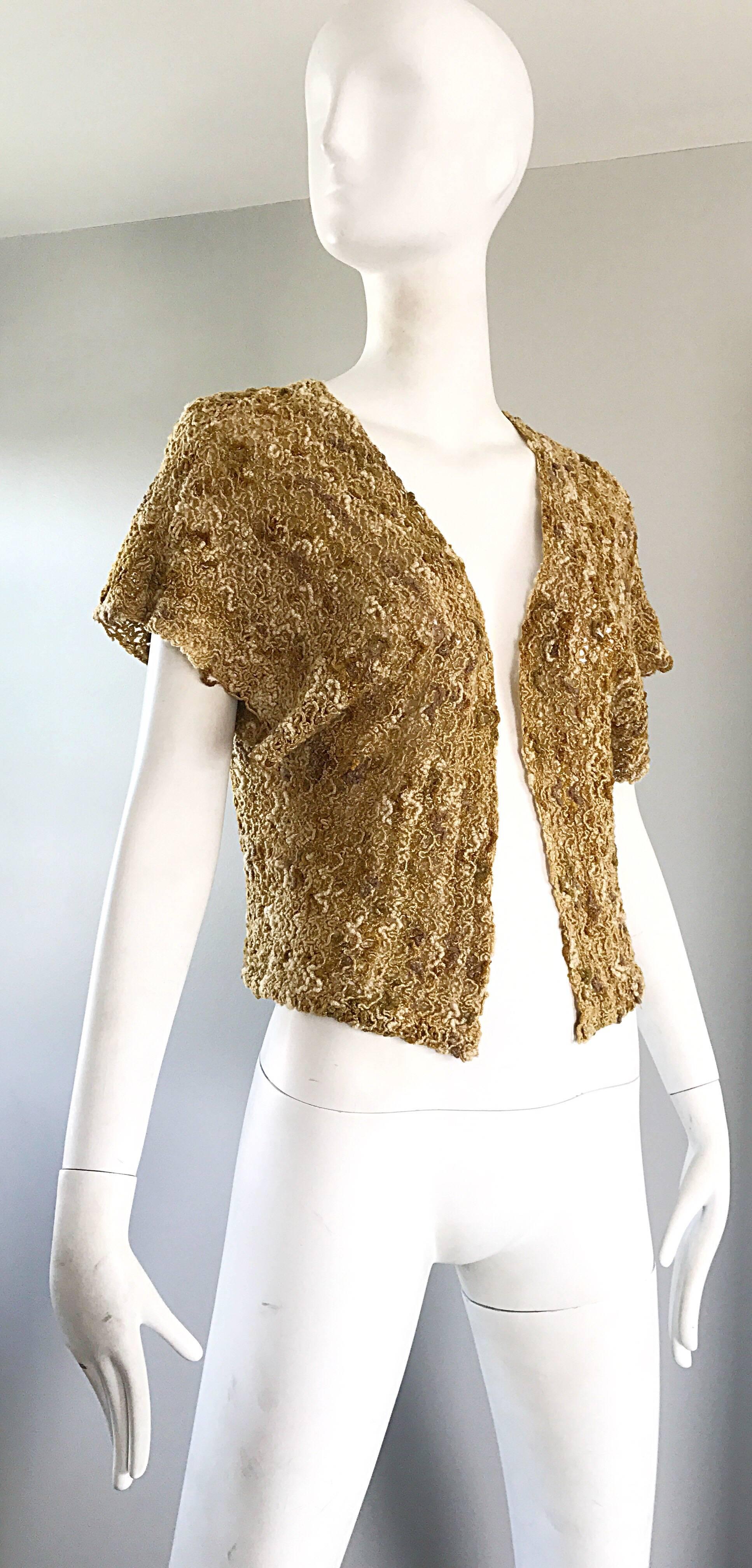 Chic 1970s Koret Boho Tan + Natural + Brown Hand Crochet Vintage 70s Shrug Jacke en Excelente estado para la venta en San Diego, CA