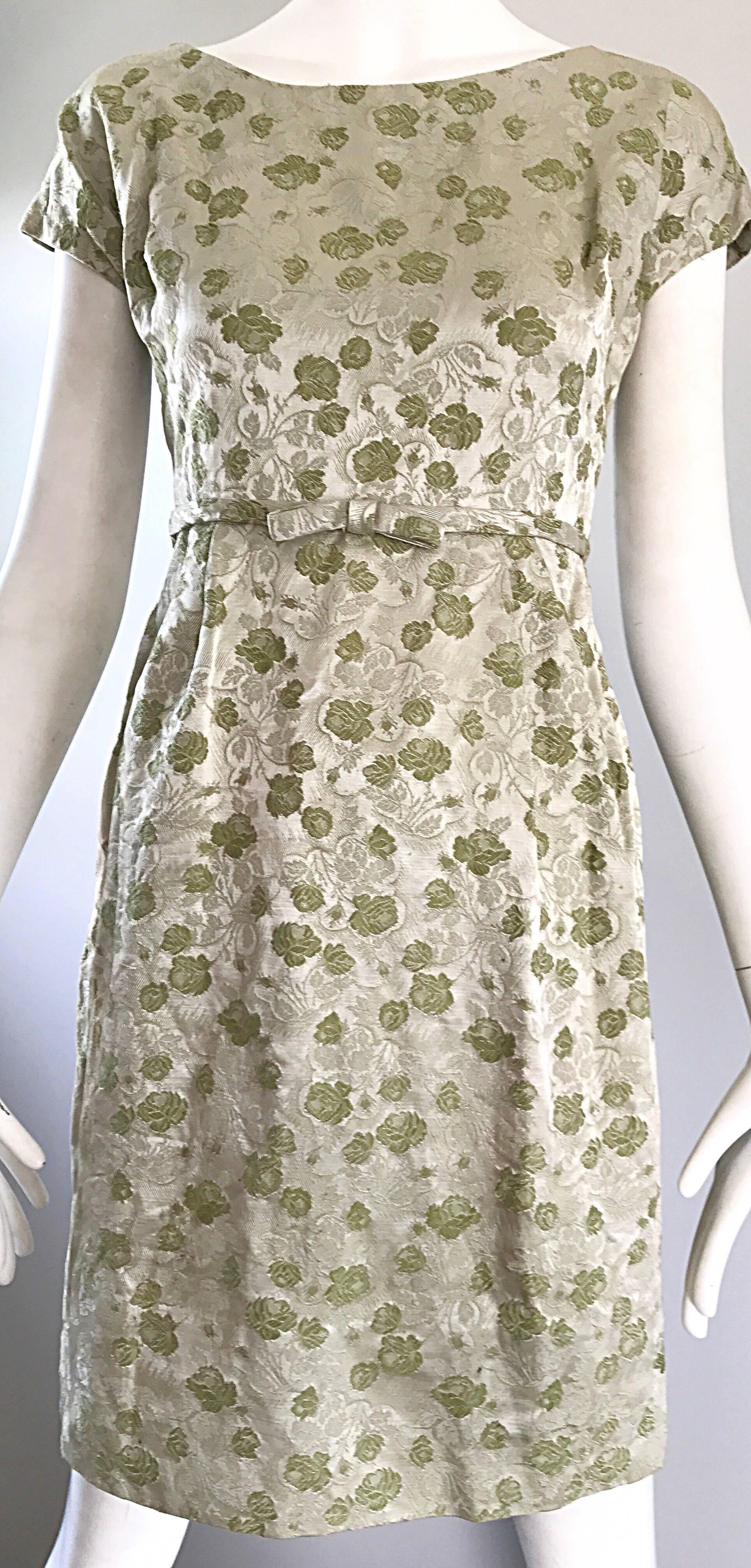 1950er Demi Couture Avocadogrünes Seidenbrokat Vintage 50er Jahre Kleid mit Kapuzenärmeln (Beige) im Angebot