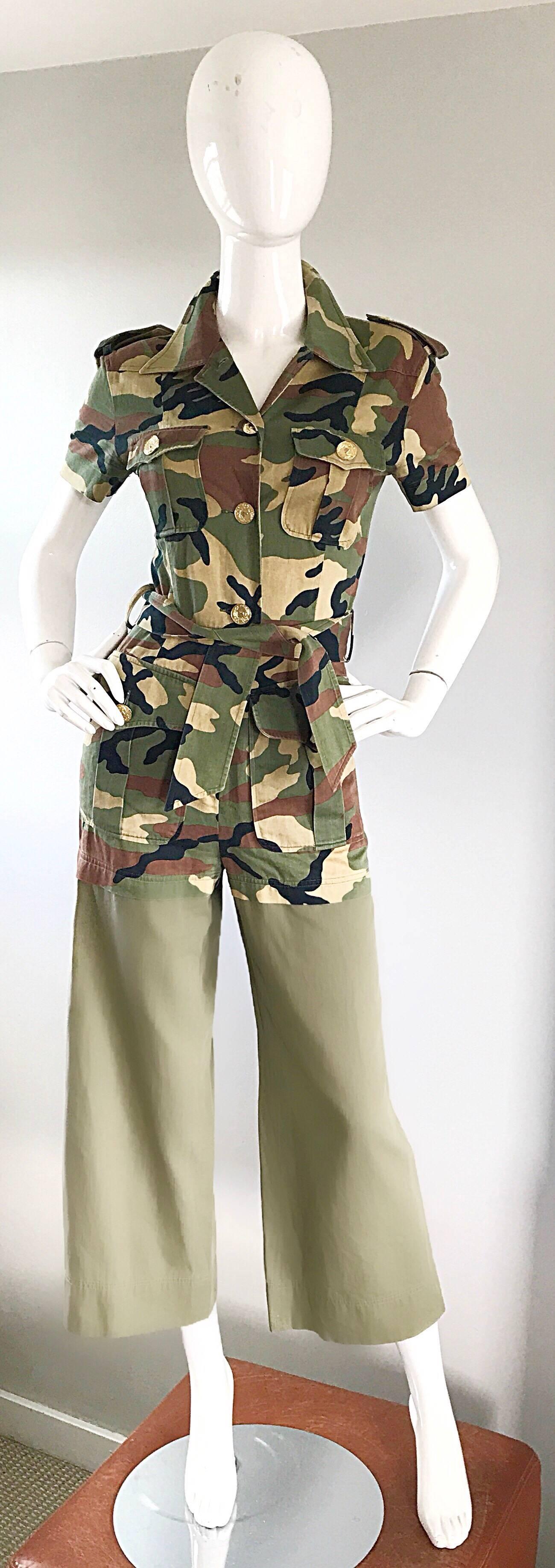 Seltener vintage MOSCHINO Pret-a-Porter Camouflage Armee grüner Overall! Durchgehend mit Tarnmuster in Armeegrün, Braun, Hellbraun und Schwarz. Goldfarbene Knöpfe am Mieder und ein Reißverschluss am Hosenschlitz. Zwei Cargotaschen auf jeder Brust