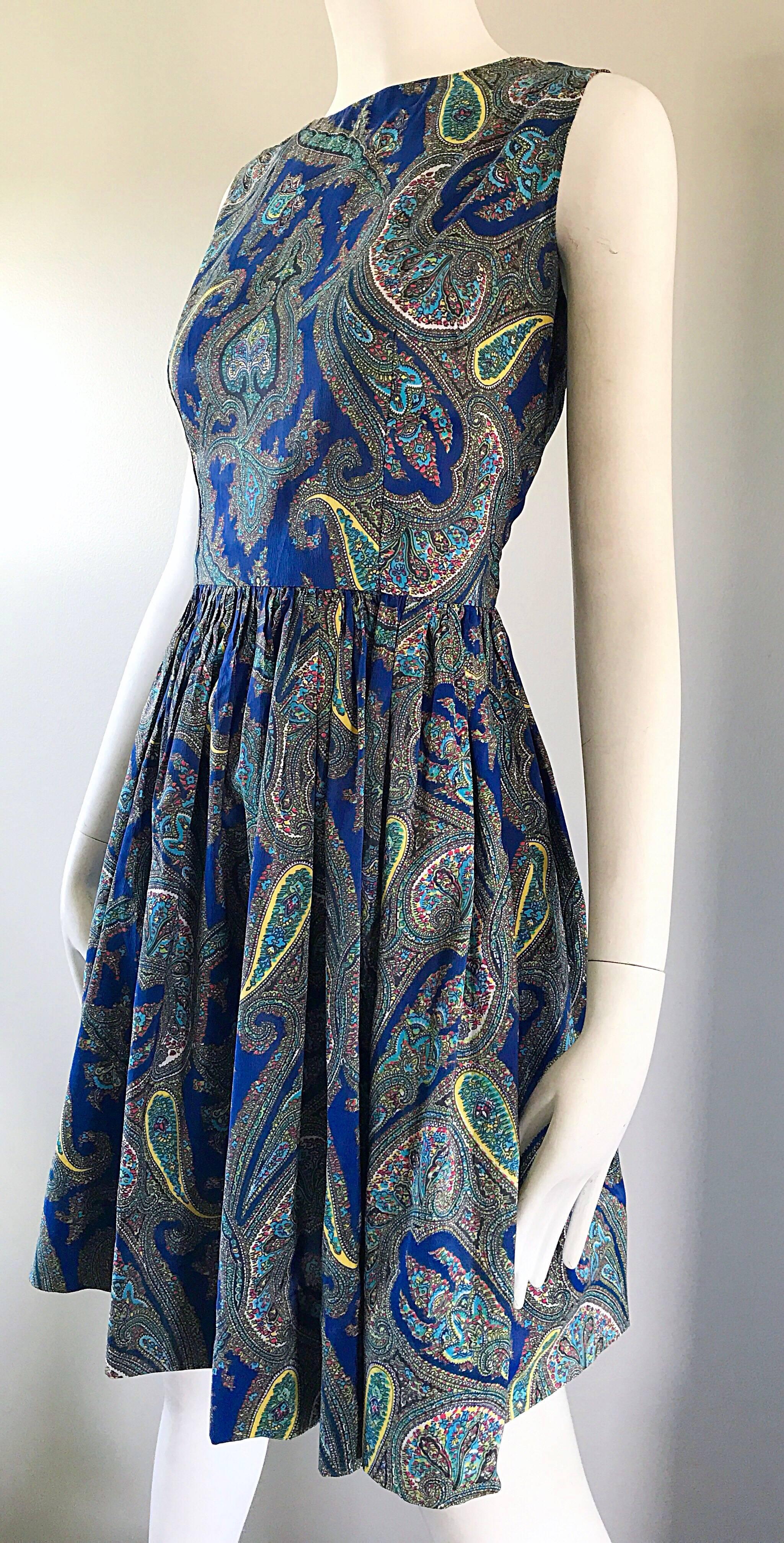 1950er Wunderschönes blaues Paisley Fit n' Flare Vintage 50er Jahre ärmelloses Seidenkleid im Zustand „Hervorragend“ im Angebot in San Diego, CA