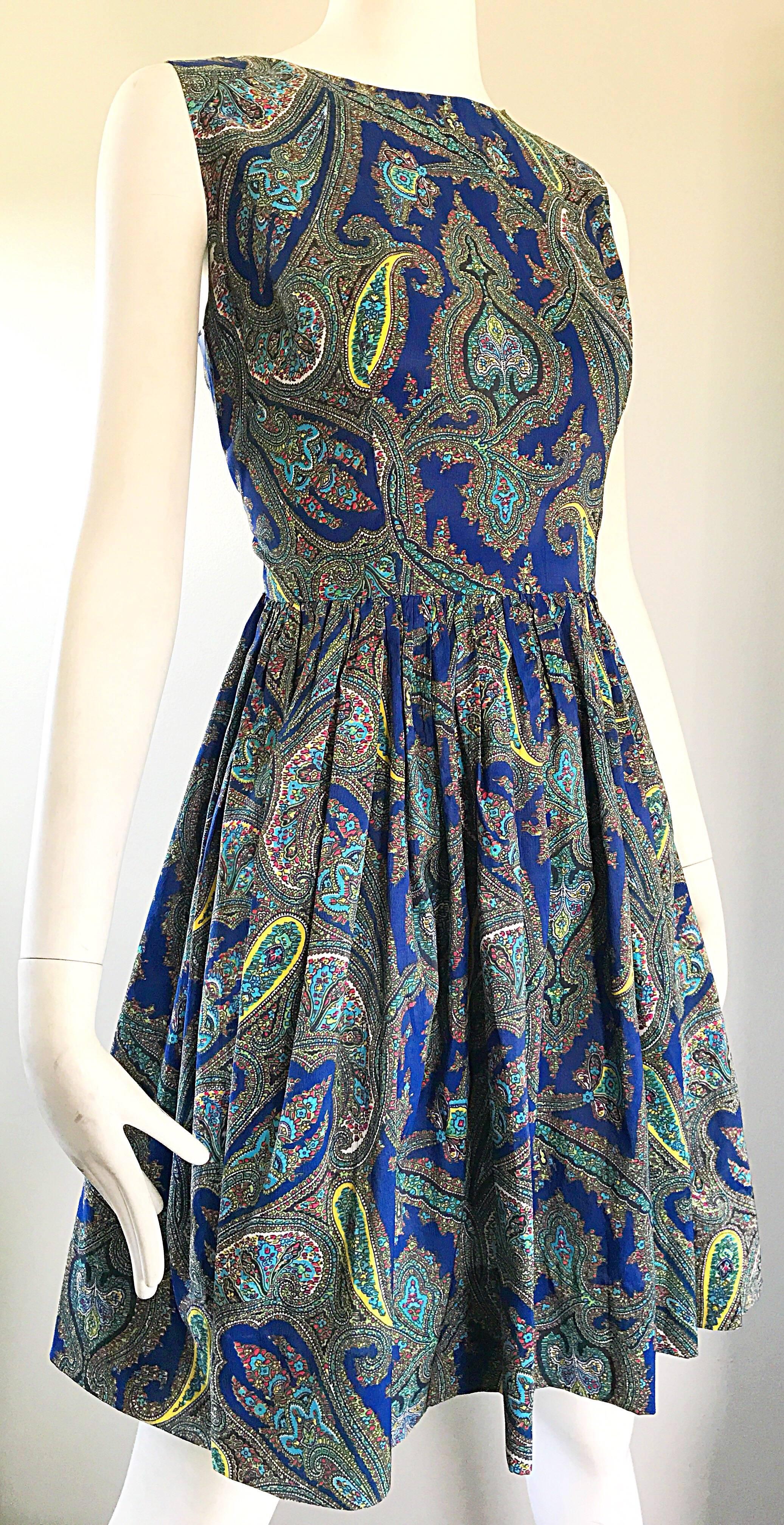 1950er Wunderschönes blaues Paisley Fit n' Flare Vintage 50er Jahre ärmelloses Seidenkleid Damen im Angebot