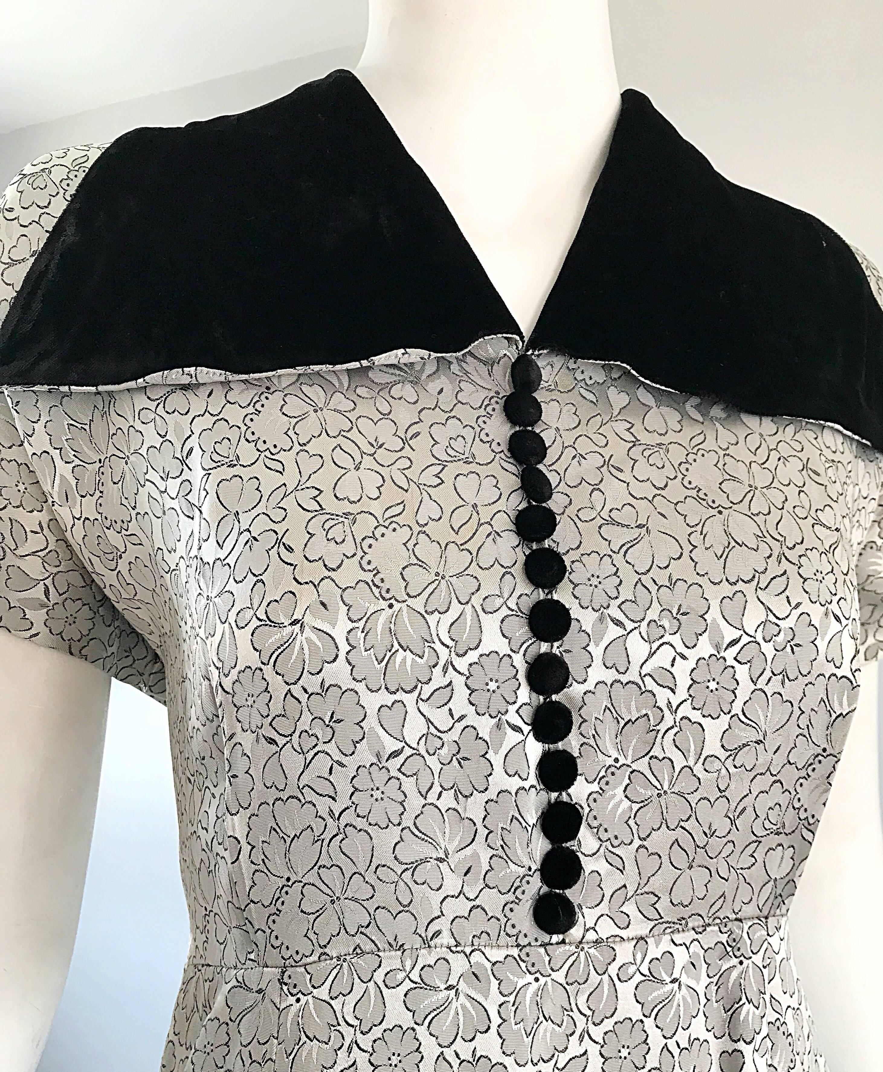 Grigio Abito vintage anni '40 di grandi dimensioni, grigio argento e nero, in seta e velluto a fiori in vendita