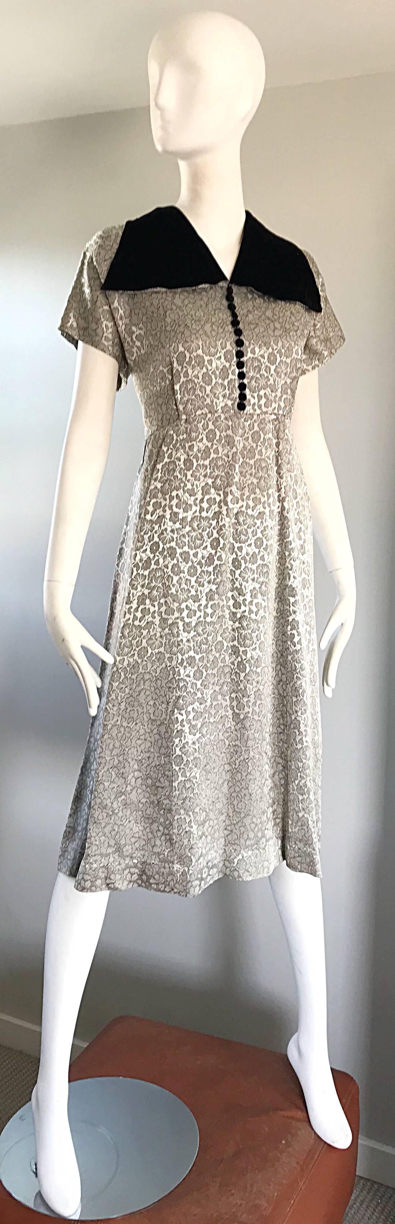 Gray Large Size 1940s Silver Grey and Black Silk + Velvet Flower 40s Vintage Dress For Sale