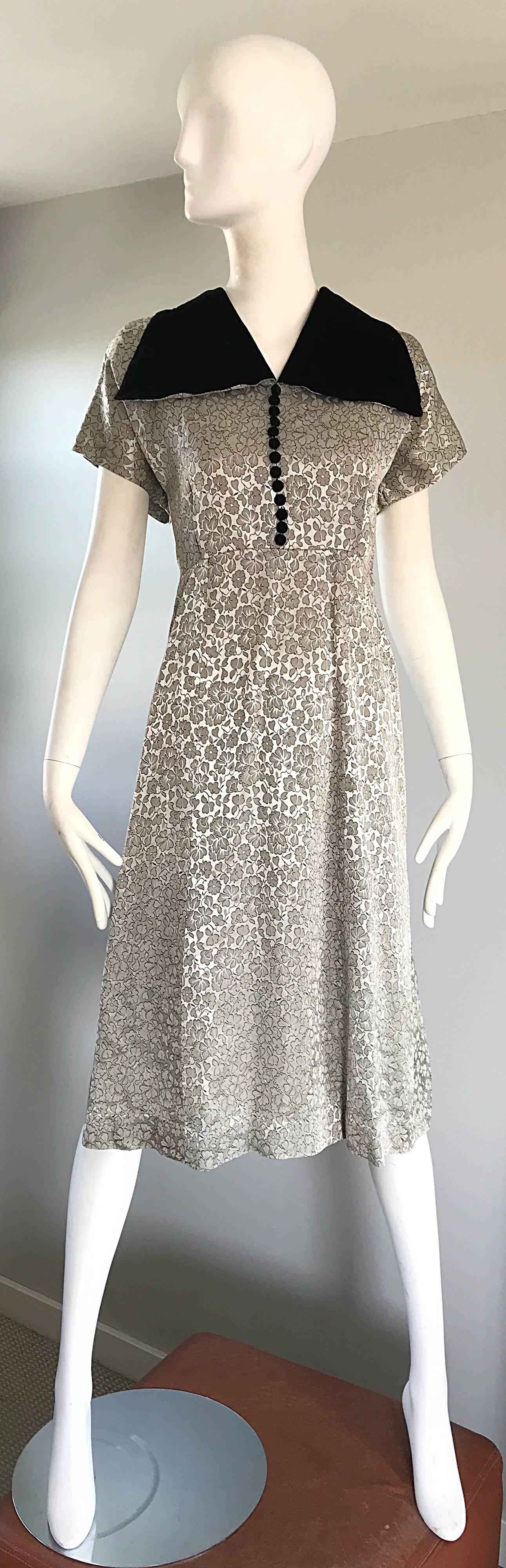 Large Size 1940s Silver Grey and Black Silk + Velvet Flower 40s Vintage Dress For Sale 1