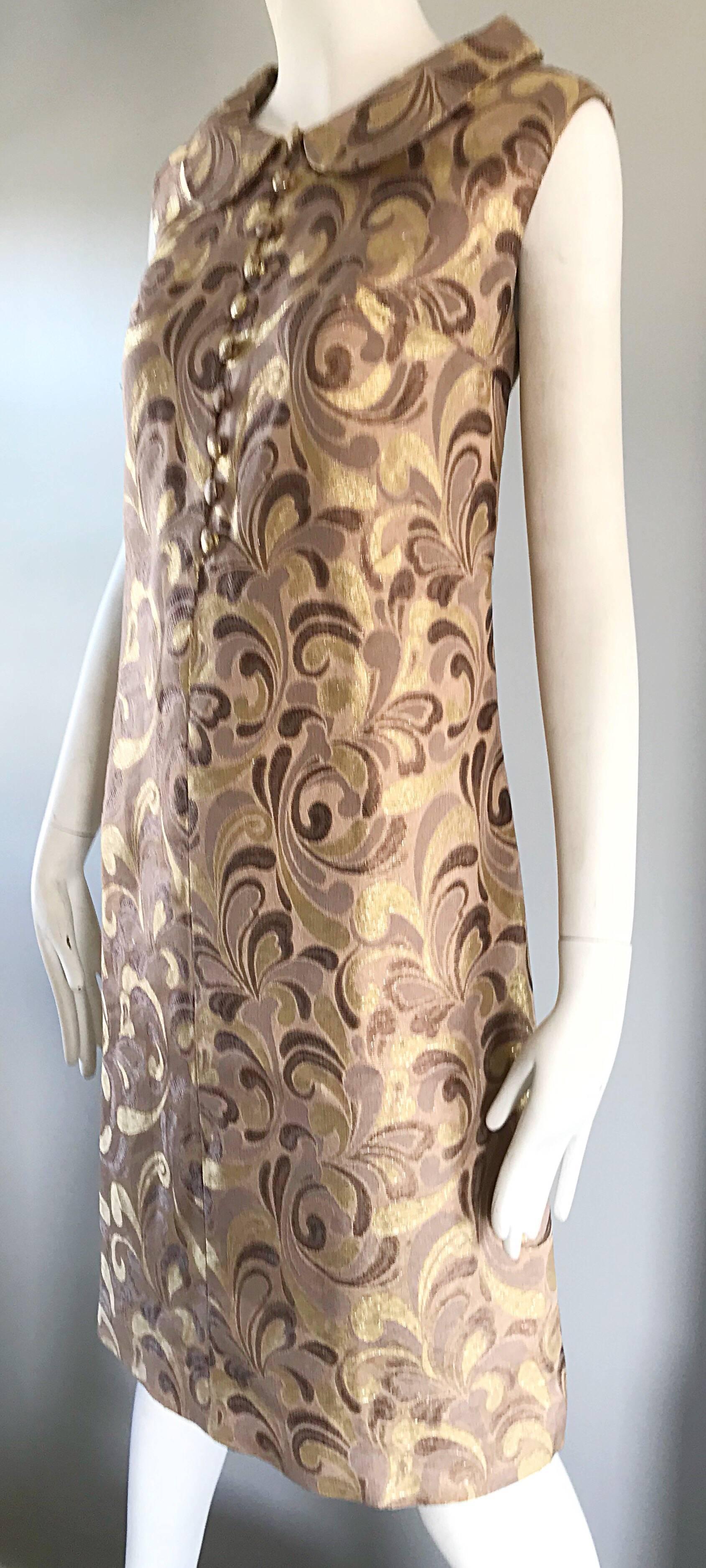 1960s Gold + Taupe + Braun Seide Brokat Regal Vintage 60s Mod Shift A Linie Kleid Damen im Angebot