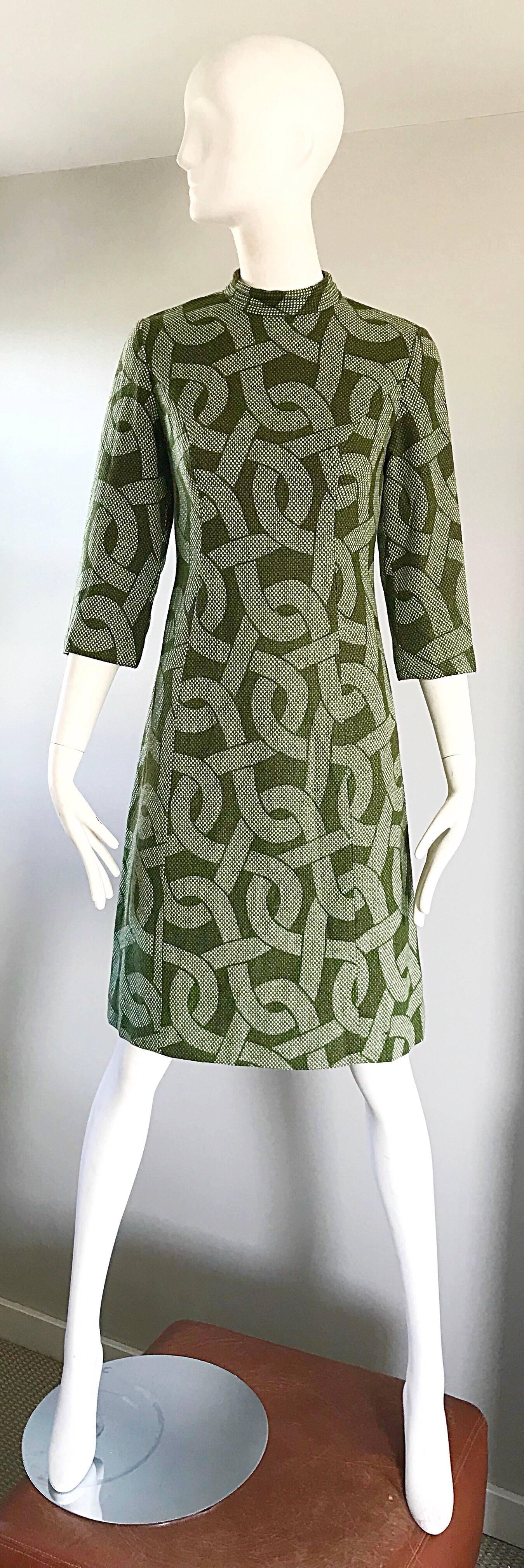 Unbelievably chic 1960s hunter green and white trompe l'oeil  'chain' print 3/4 sleeves virgin wool shift dress! Soft luxurious virgin wool feels incredible on, and is perfect for the upcoming colder months. Very well made. Flattering shift fit can