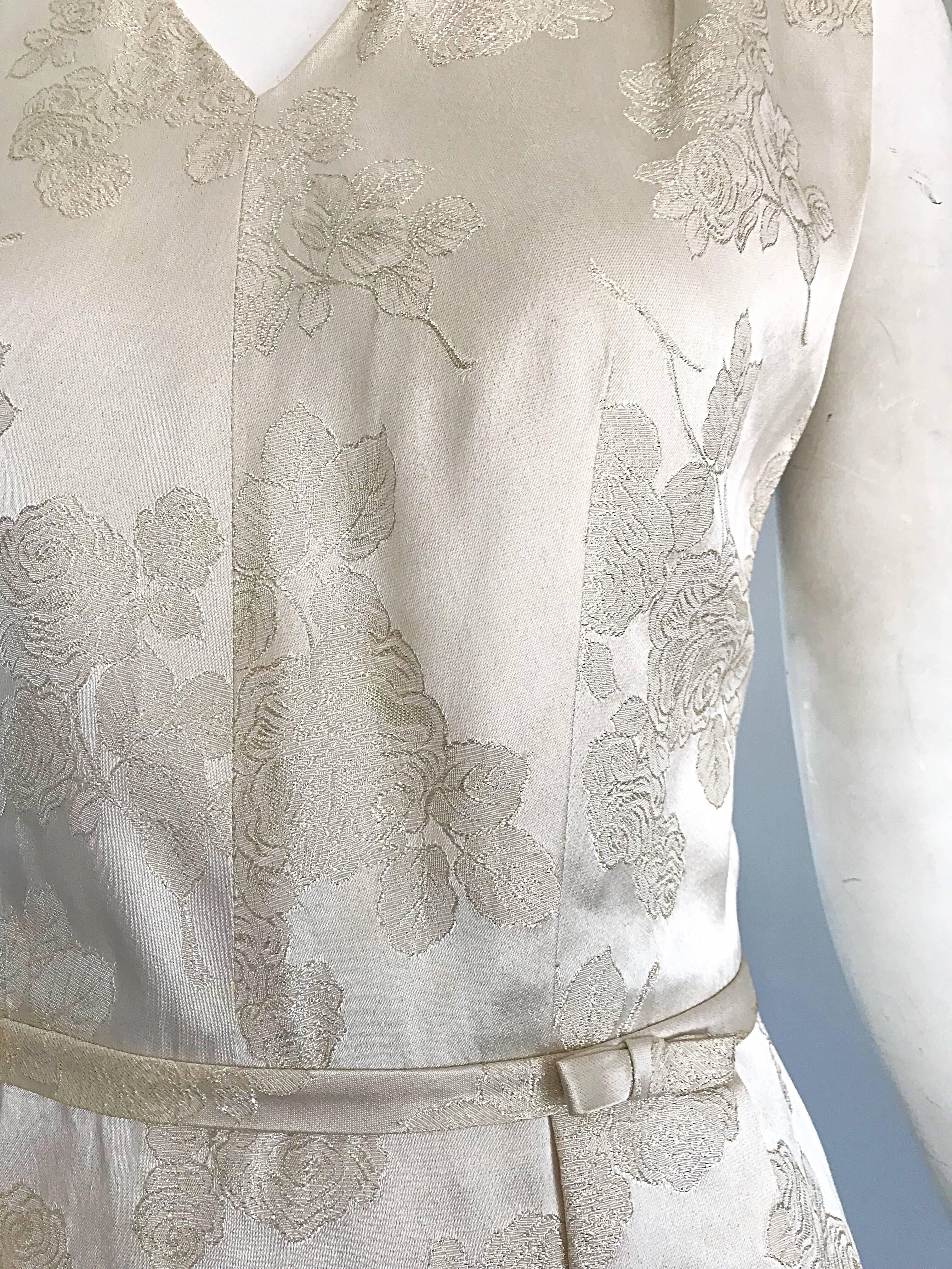 1960s R & K Originals Vestido de cóctel sin mangas en jacquard de seda blanco marfil 60 Blanco en venta