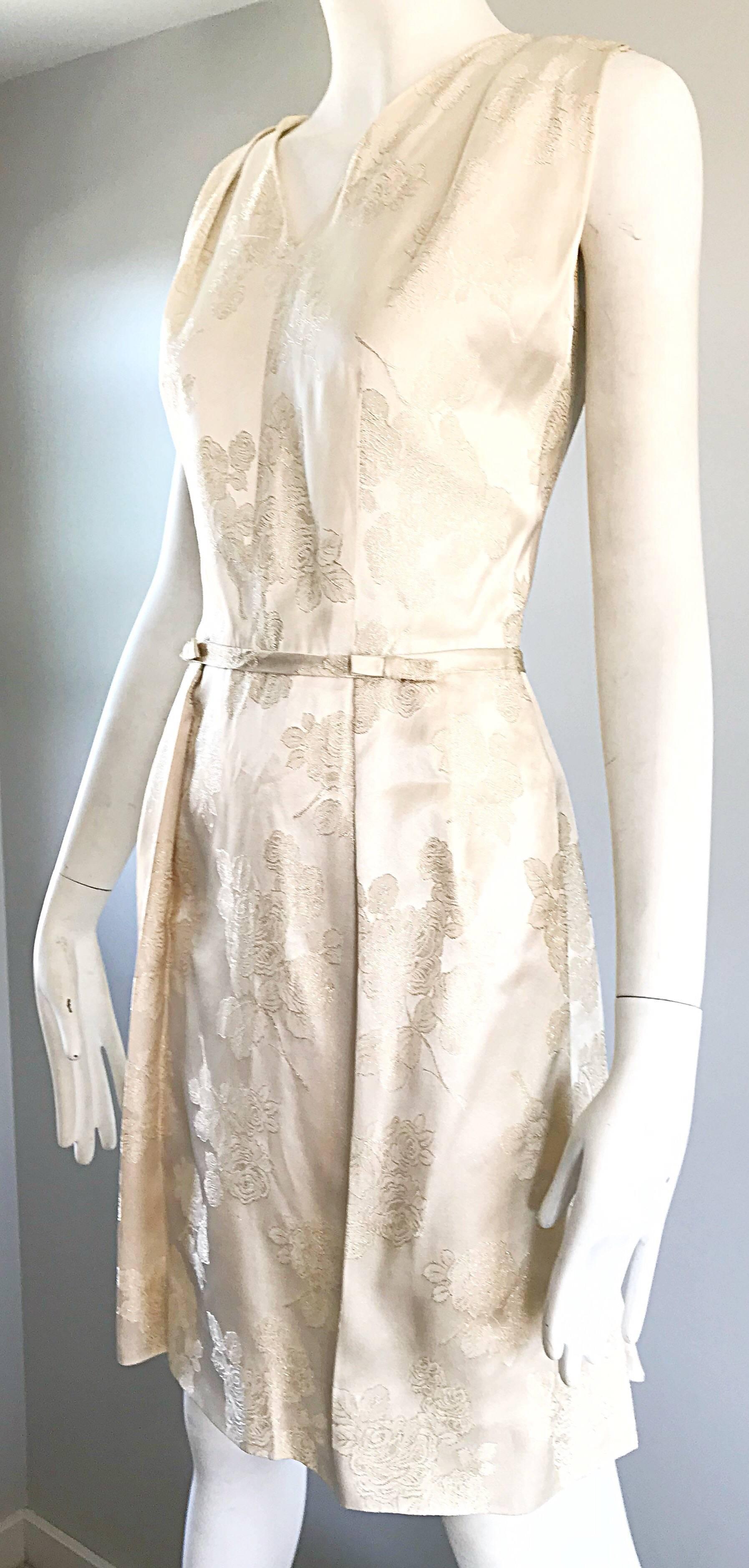 1960s R & K Originals Vestido de cóctel sin mangas en jacquard de seda blanco marfil 60 en Excelente estado para la venta en San Diego, CA