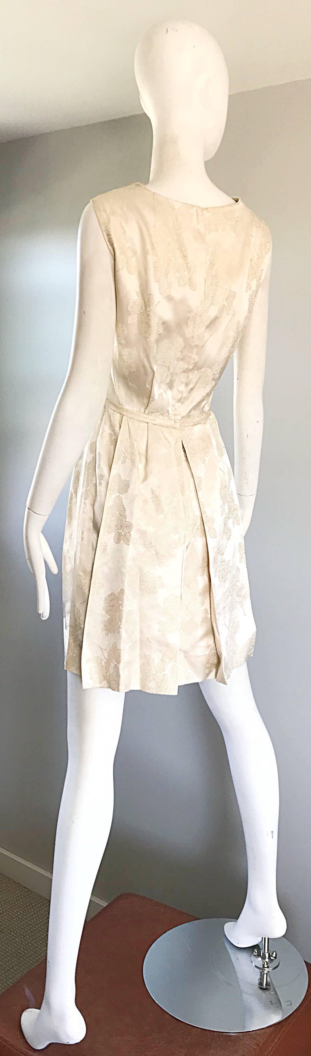 1960s R & K Originals Ivory Off White Silk Jacquard Sleeveless Cocktail Dress 60 In Excellent Condition For Sale In San Diego, CA