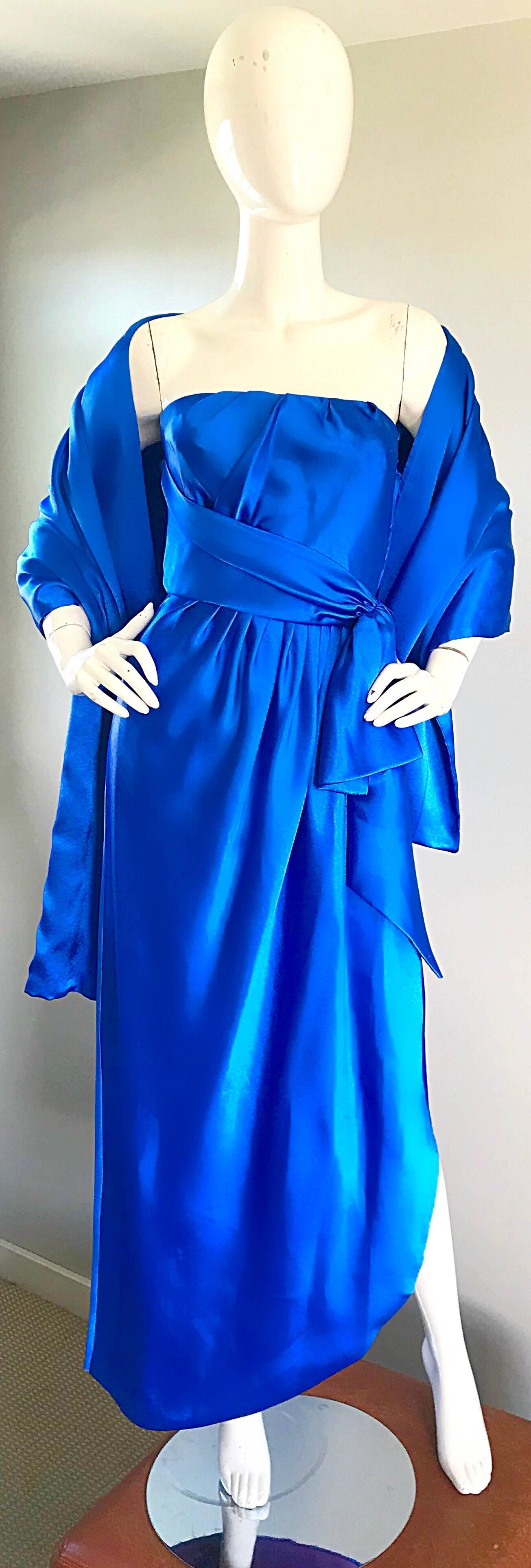 Magnifique robe de soirée en satin bleu royal sans bretelles FRANK USHER pour NEIMAN MARCUS, datant des années 70, et châle assorti ! Le corsage est ajusté et la ceinture latérale est attachée. Le corsage intérieur désossé maintient tout en place.