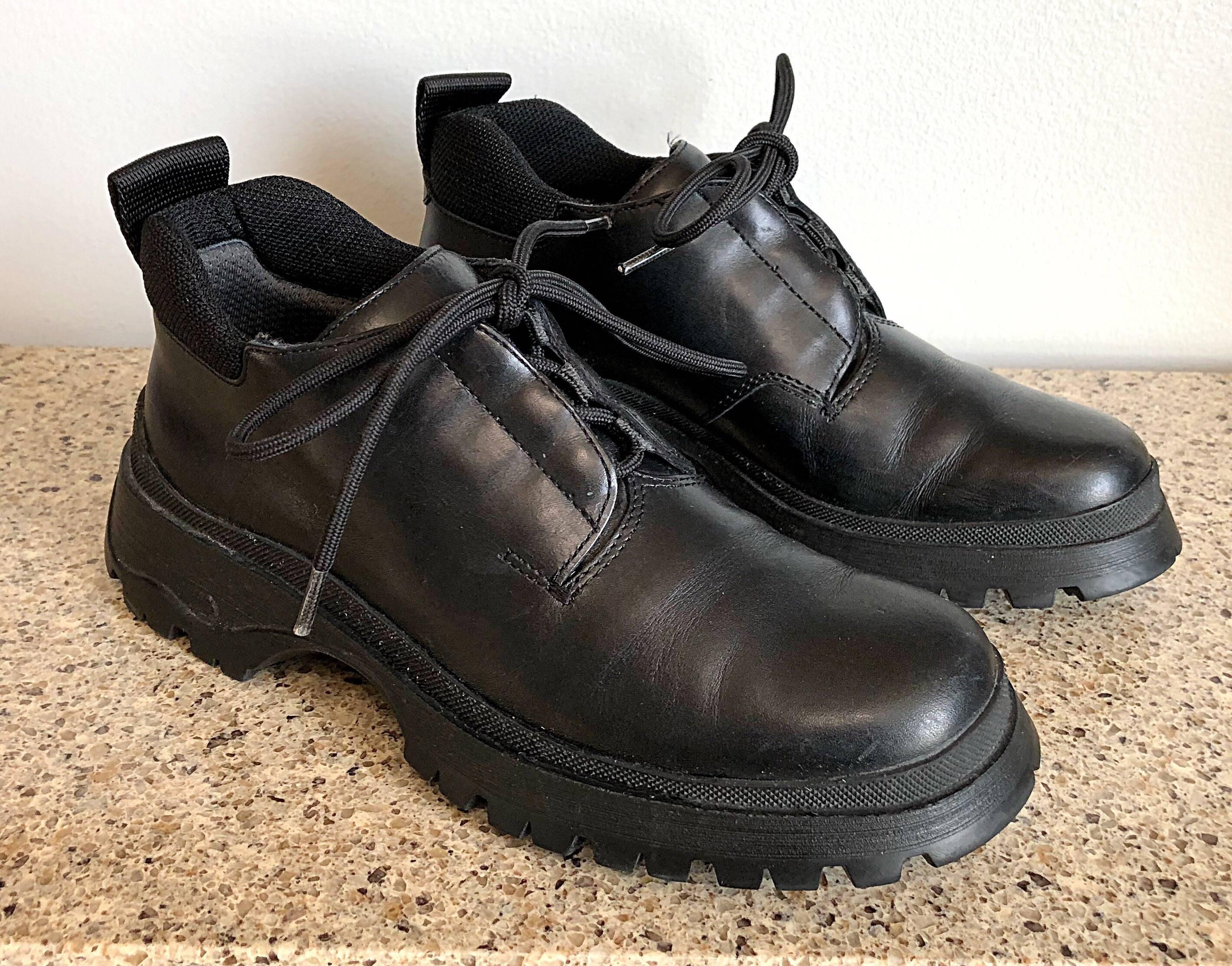 Noir Prada - Bottines plates vintage, épaisses, en cuir noir, taille 37,5 / 7,5, années 1990, état neuf en vente