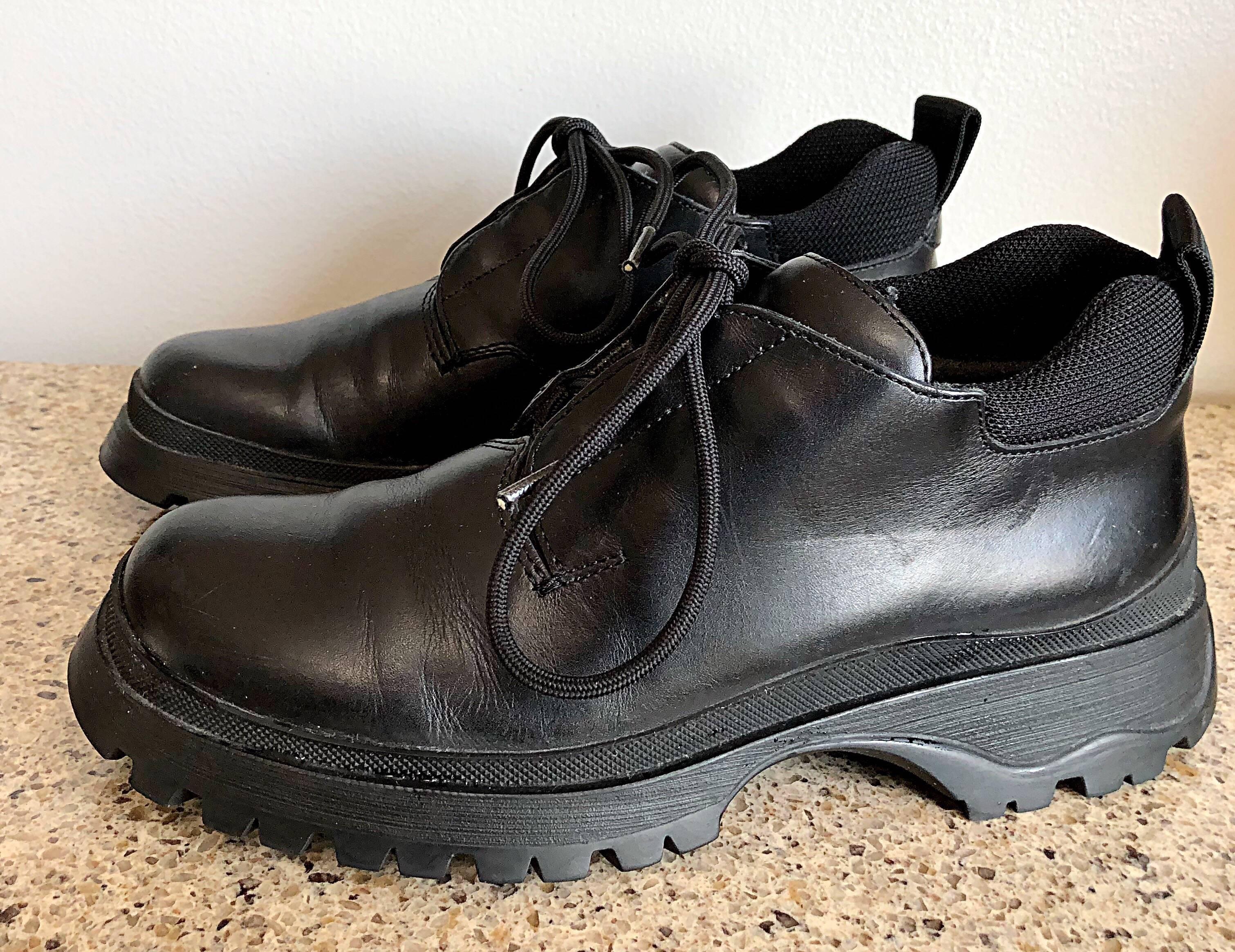 Prada - Bottines plates vintage, épaisses, en cuir noir, taille 37,5 / 7,5, années 1990, état neuf Pour femmes en vente