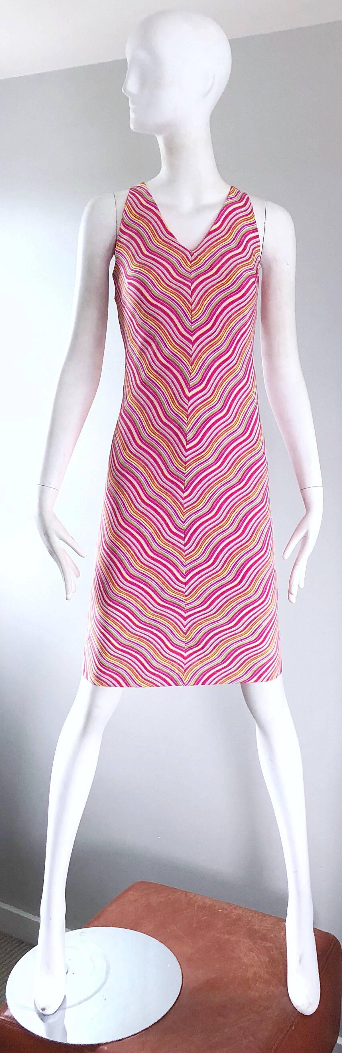 Chic robe bodycon vintage KRIZIA des années 90, en soie, avec de multiples couleurs d'op-art et de gribouillis ! Il présente des rayures diagonales symétriques en forme de squiggle sur le devant et le dos. Fermeture éclair cachée dans le dos avec