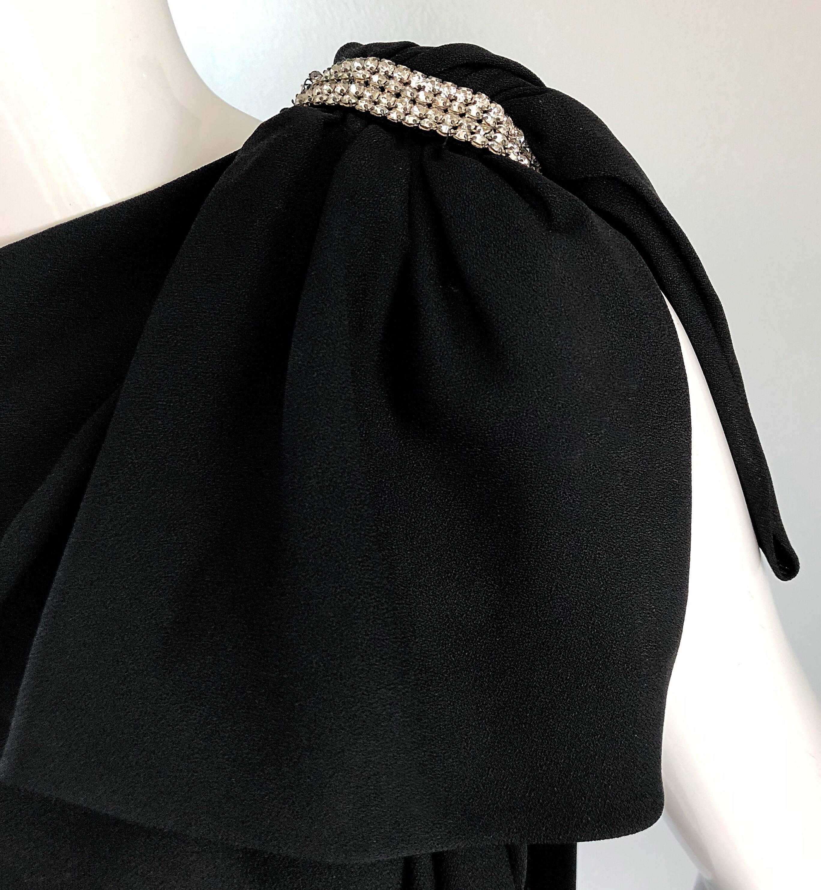 Noir Anita Modes - Robe moulante asymétrique noire à strass, demi-couture, années 1950 en vente