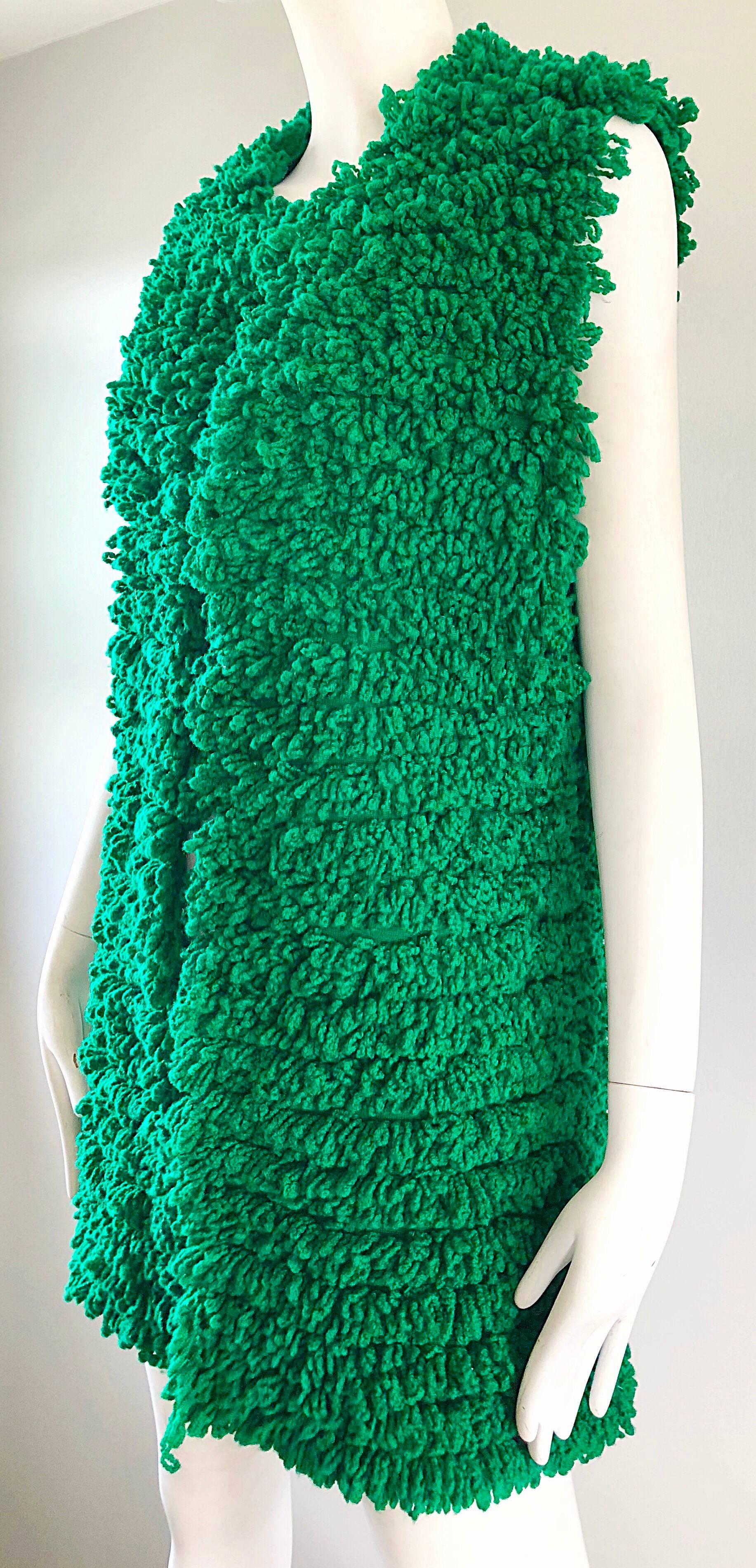 1970s Di Costa Kelly Emerald Green Shag Carpet Sleeveless Vintage 70s Wool Vest In Excellent Condition For Sale In San Diego, CA