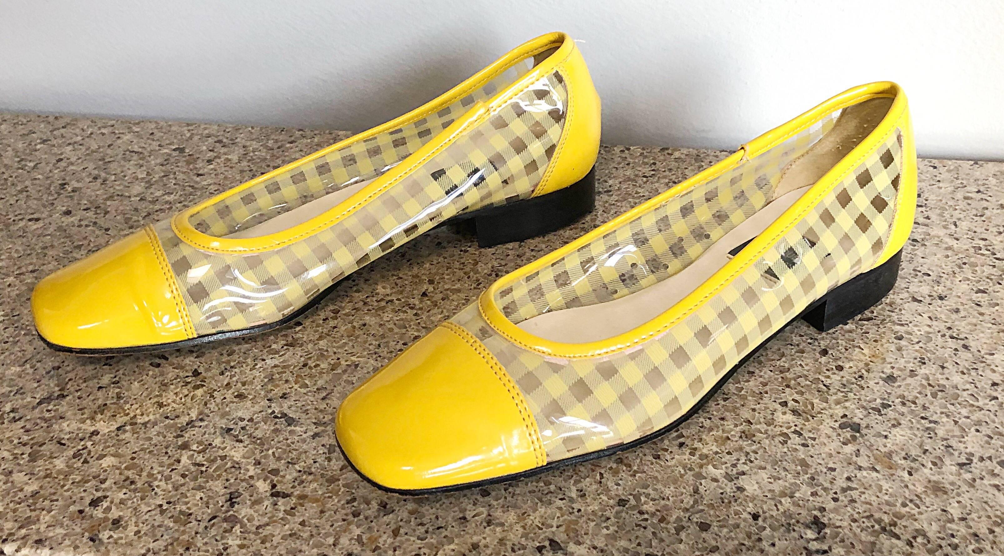 Chic vintage ANDRE ASSOUS yellow and clear 1960s style Space Age Sz 8 flats! Features yellow and clear vinyl checkered print, with a yellow patent leather cap toe. Yellow patent leather trimming. Fantastic details, and incredible well made in Italy.