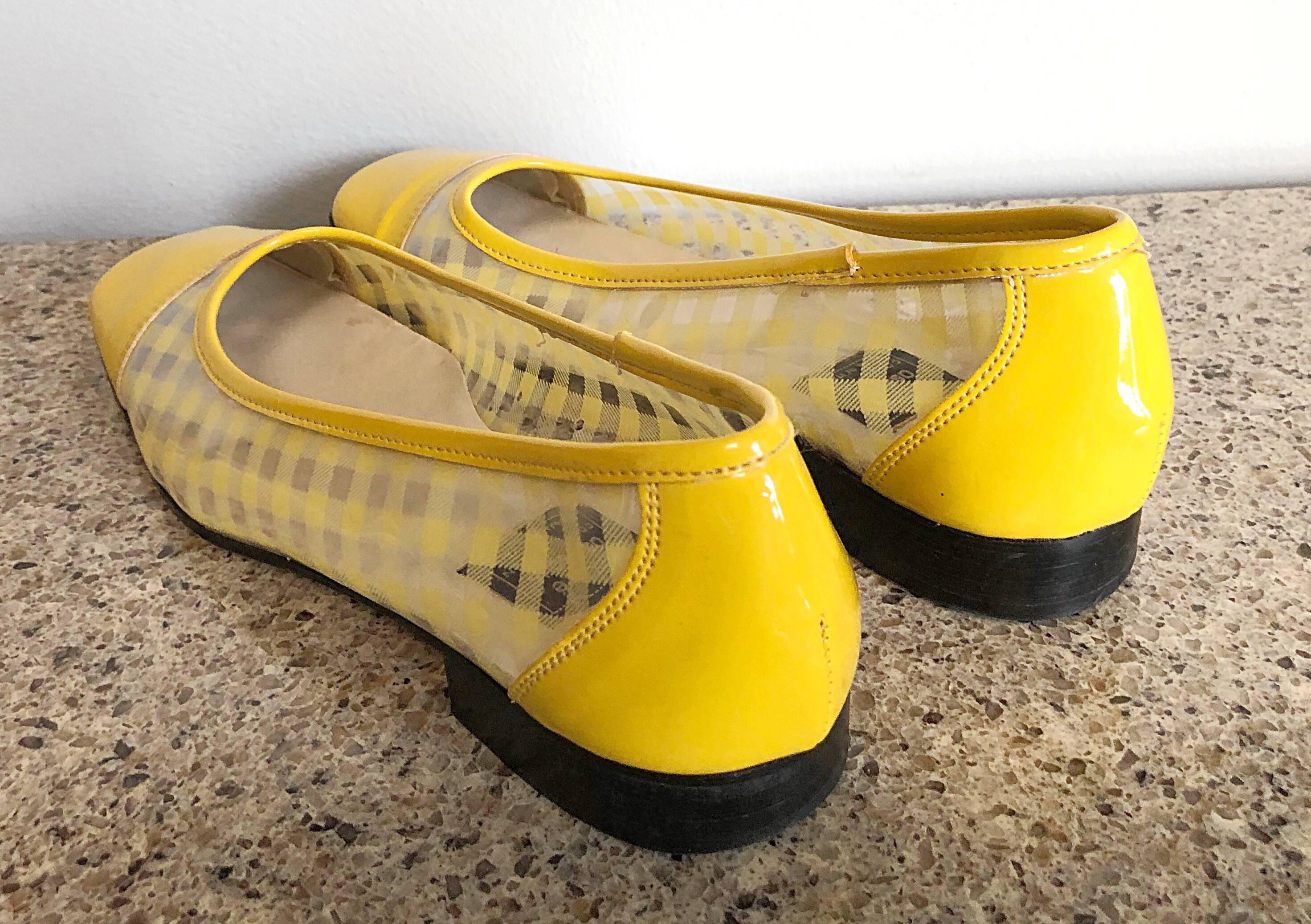 Größe 8 Andre Assous 1960er Jahre Vintage Style Gelb und klar Mod Wohnung  Schuhe im Zustand „Hervorragend“ im Angebot in San Diego, CA