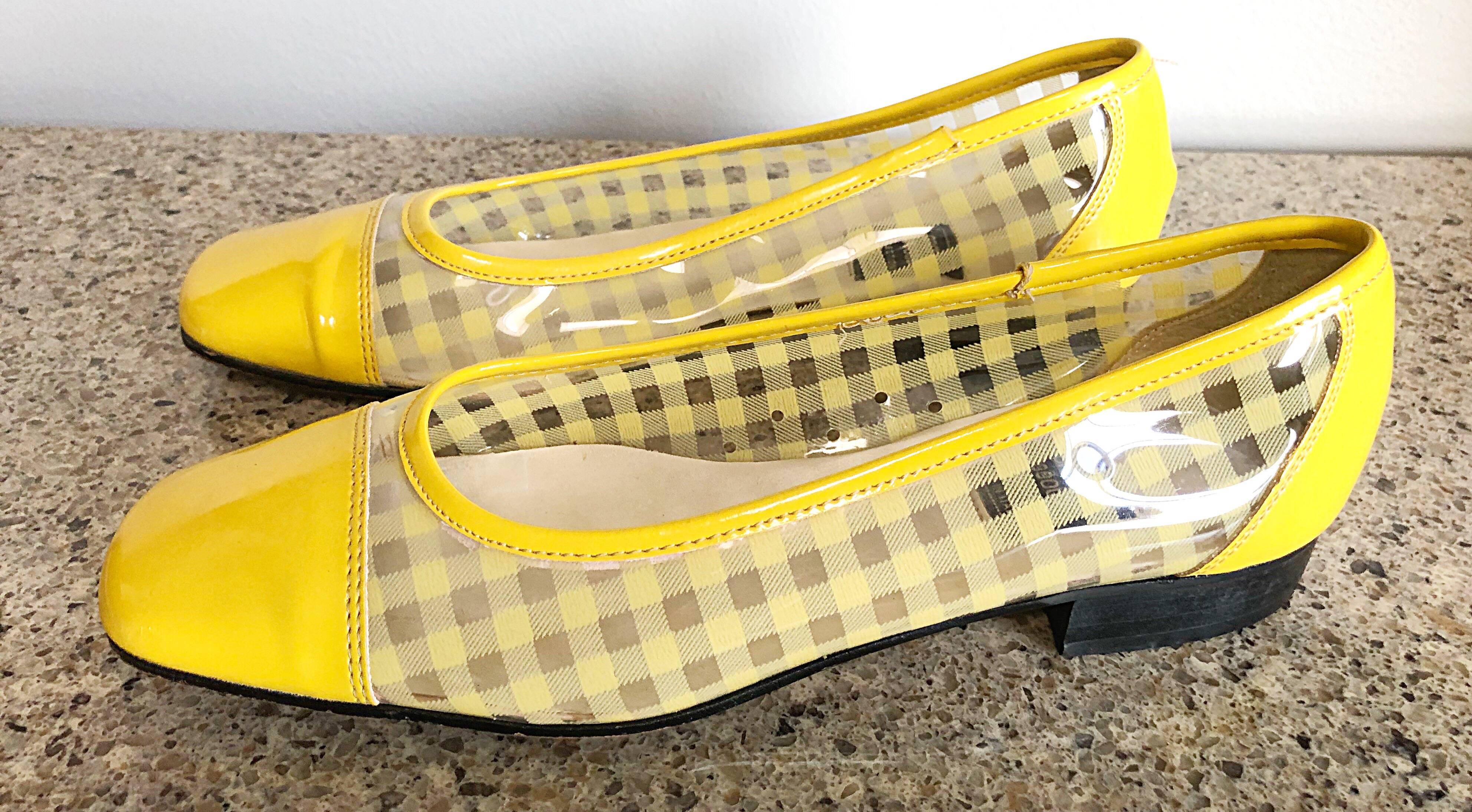 Größe 8 Andre Assous 1960er Jahre Vintage Style Gelb und klar Mod Wohnung  Schuhe Damen im Angebot