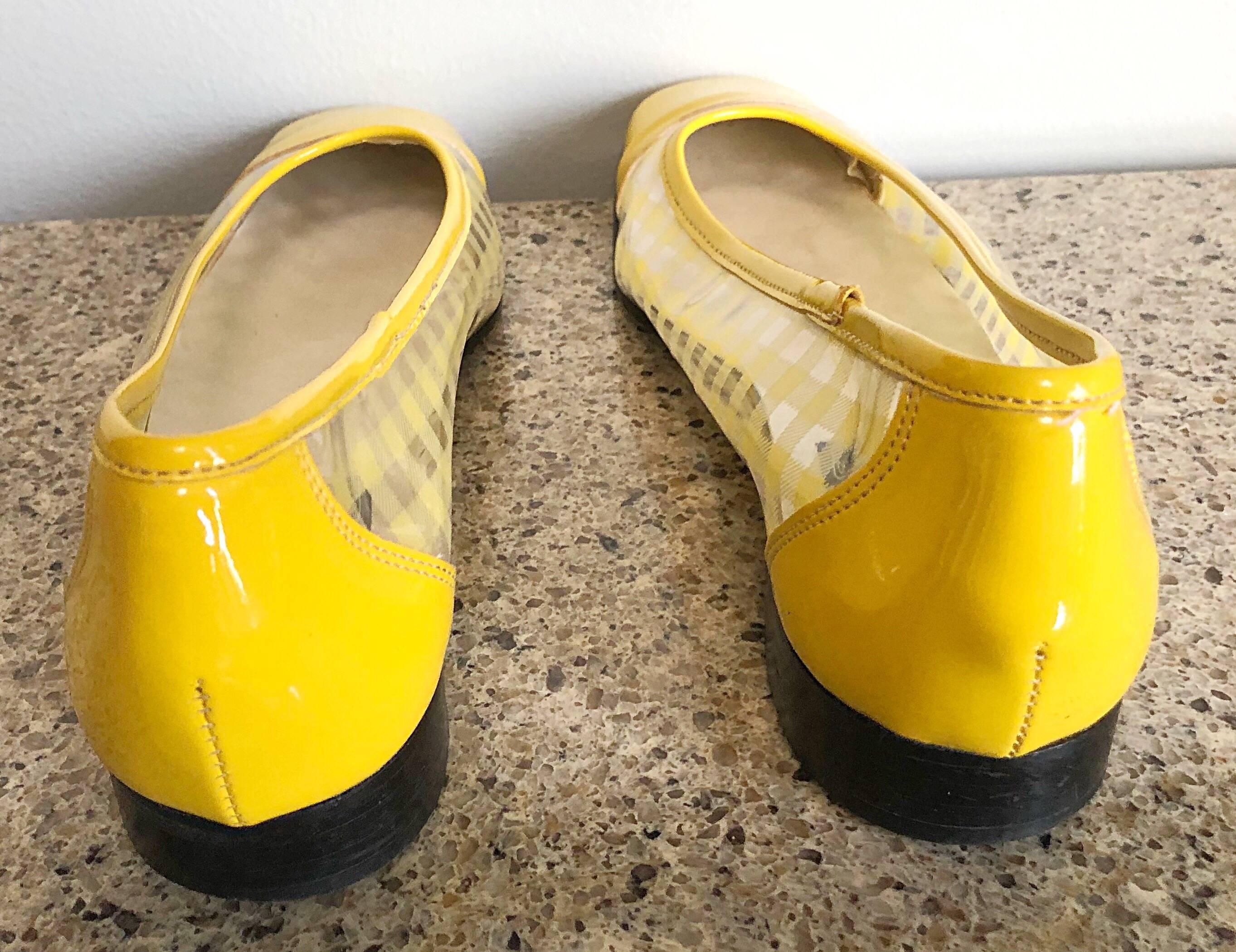 Size 8 Andre Assous 1960s Vintage Style Yellow and Clear Mod Flat  Shoes In Excellent Condition For Sale In San Diego, CA