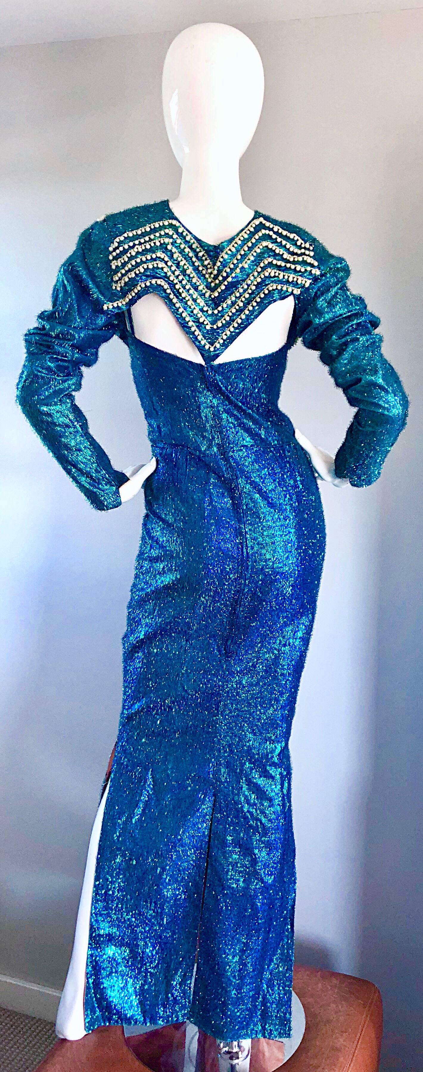 Robe sirène sexy en lurex de soie bleu céruléen et veste boléro des années 50, à collectionner ! Cette robe longue présente un corsage ajusté et un ourlet évasé avec trois fentes à l'ourlet. Fermeture éclair métallique cachée dans le dos avec  